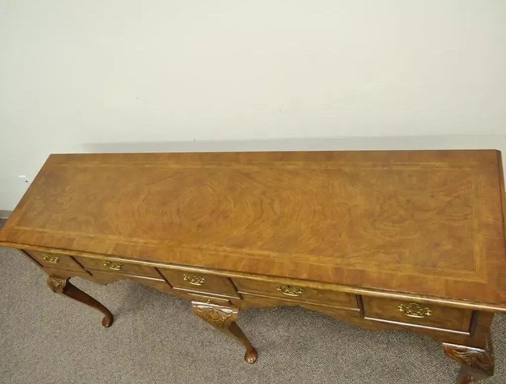 Vintage Ann Baker Stately Homes Queen Anne Burl Walnut Sideboard Huntboard Server In condizioni buone in vendita a Philadelphia, PA