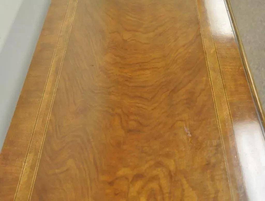 XX secolo Vintage Ann Baker Stately Homes Queen Anne Burl Walnut Sideboard Huntboard Server in vendita