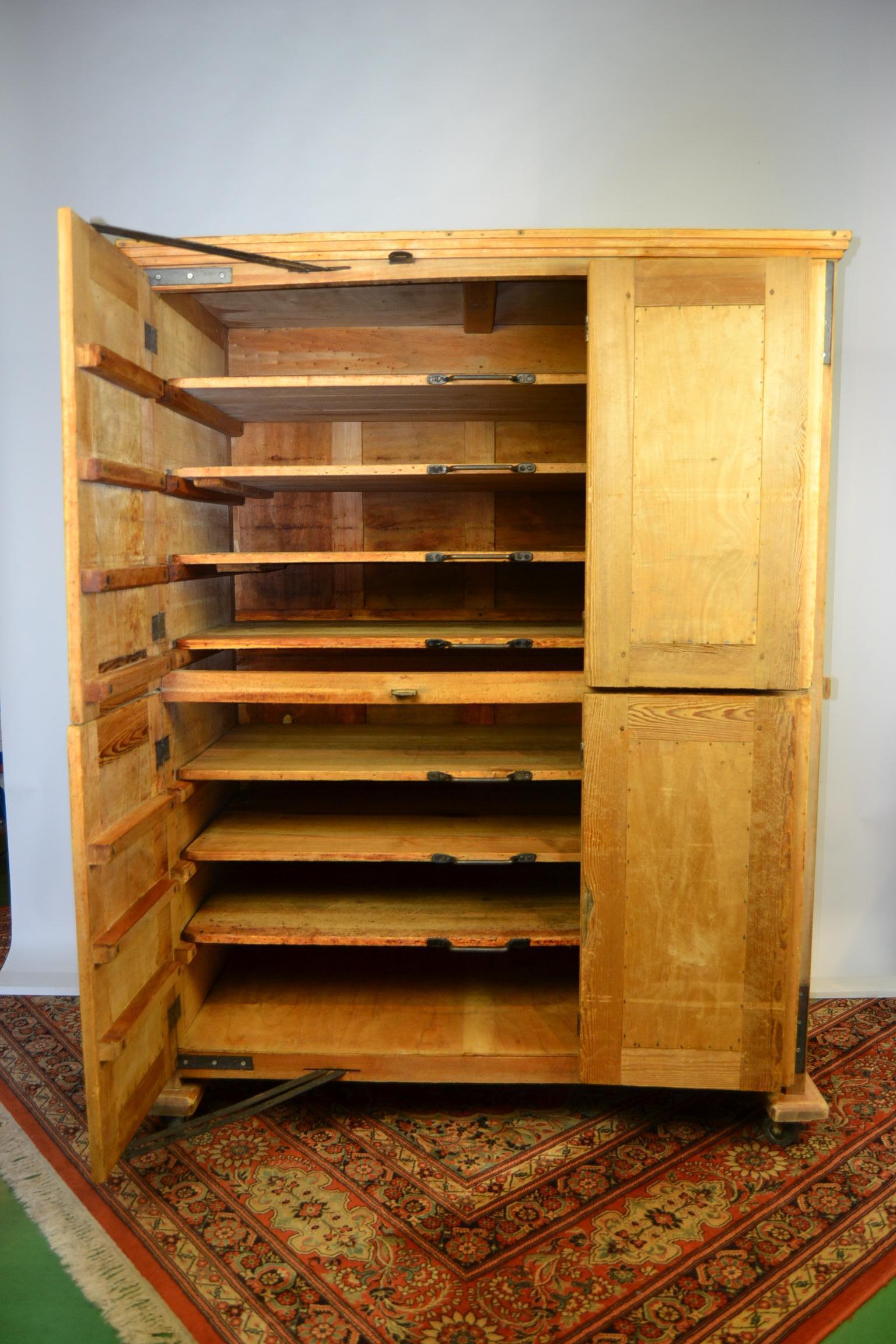 Rustique Vieille armoire de boulangerie - Armoire de boulangerie sur roues - Rangement de cuisine 1940s
