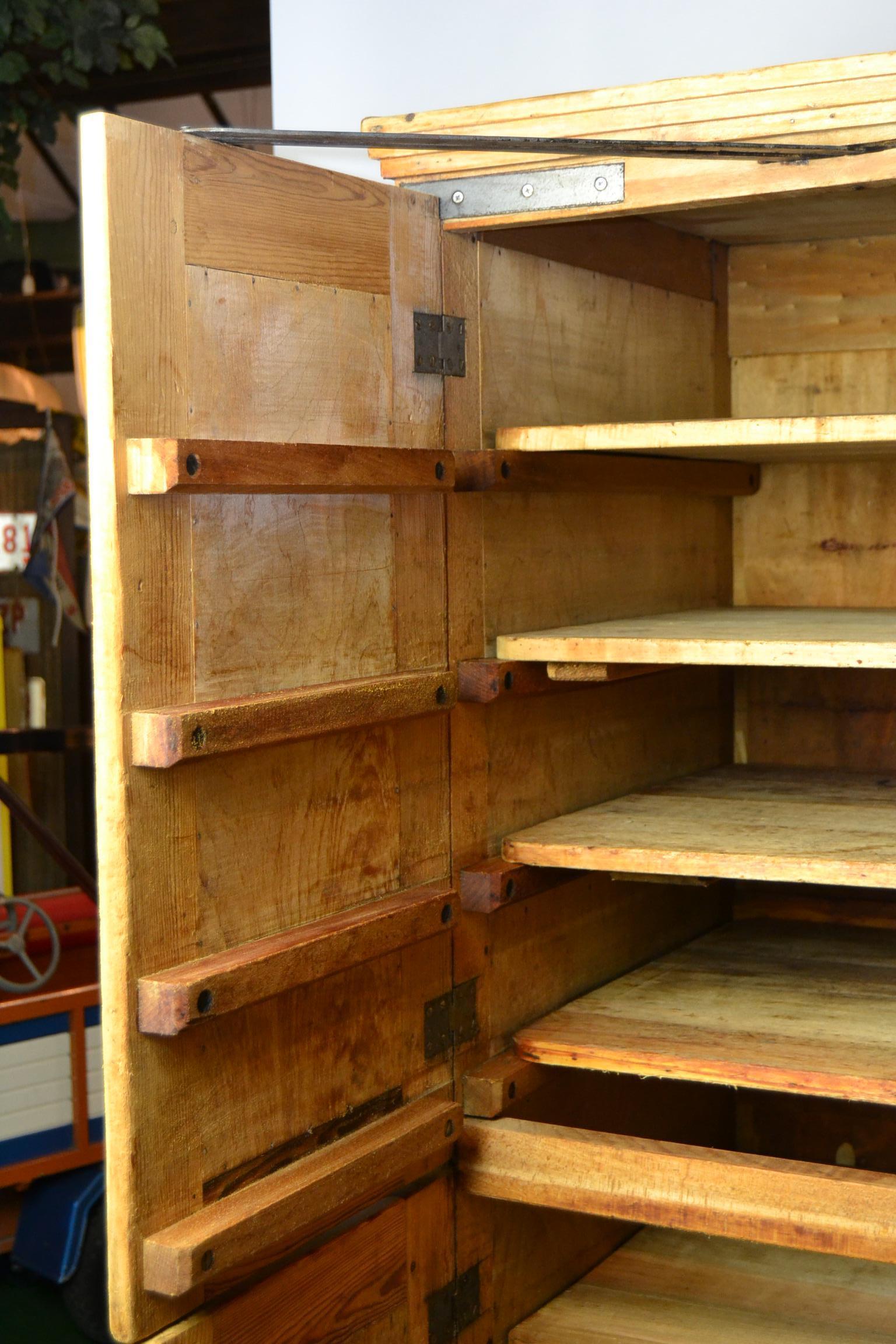 Vieille armoire de boulangerie - Armoire de boulangerie sur roues - Rangement de cuisine 1940s 1
