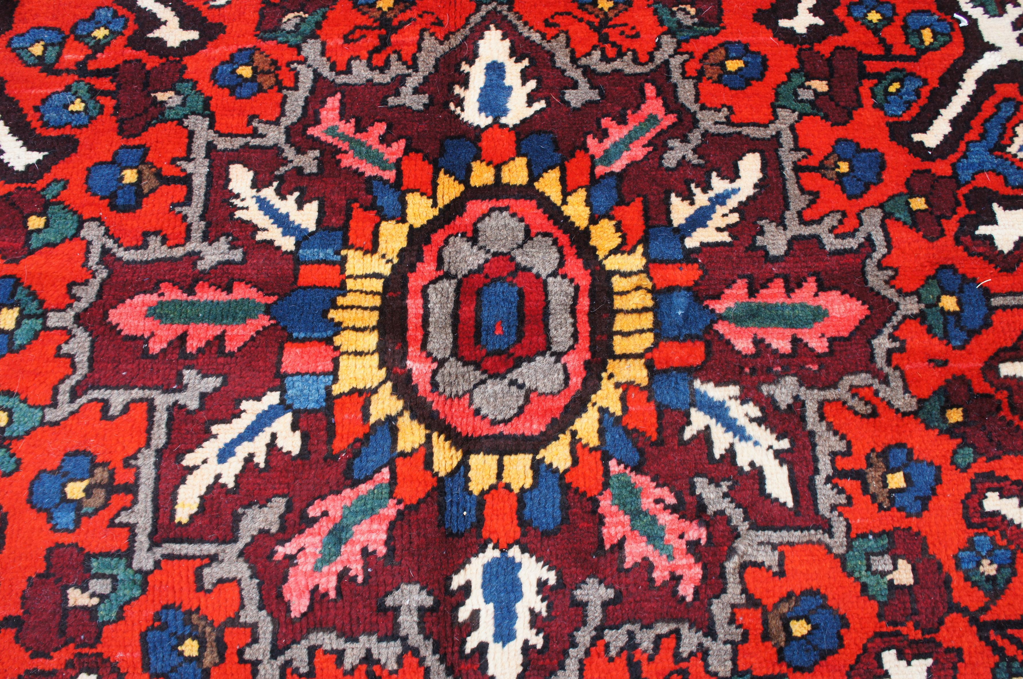 Bakhtiar Isfahan 100% Wolle Floral All-Over Medaillon Teppich Teppich, Vintage im Angebot 1