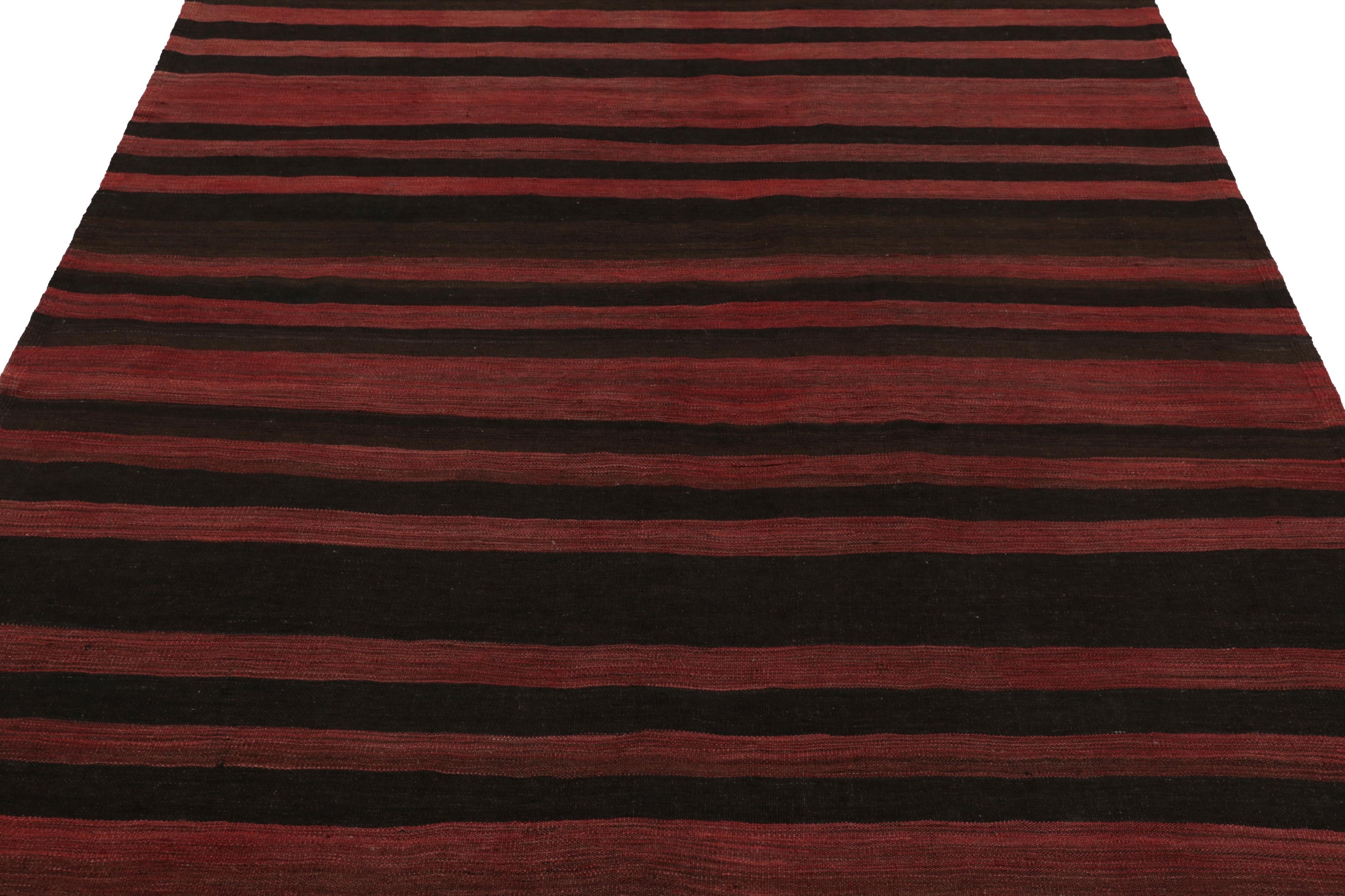 Dieser alte persische Kelim 5x10 ist ein Bachtiari-Stammesteppich aus der Mitte des Jahrhunderts, handgewebt aus Ziegenhaar um 1950-1960.

Über das Design: 

Der persische Kelim aus der Mitte des Jahrhunderts zeichnet sich durch ein lebhaftes
