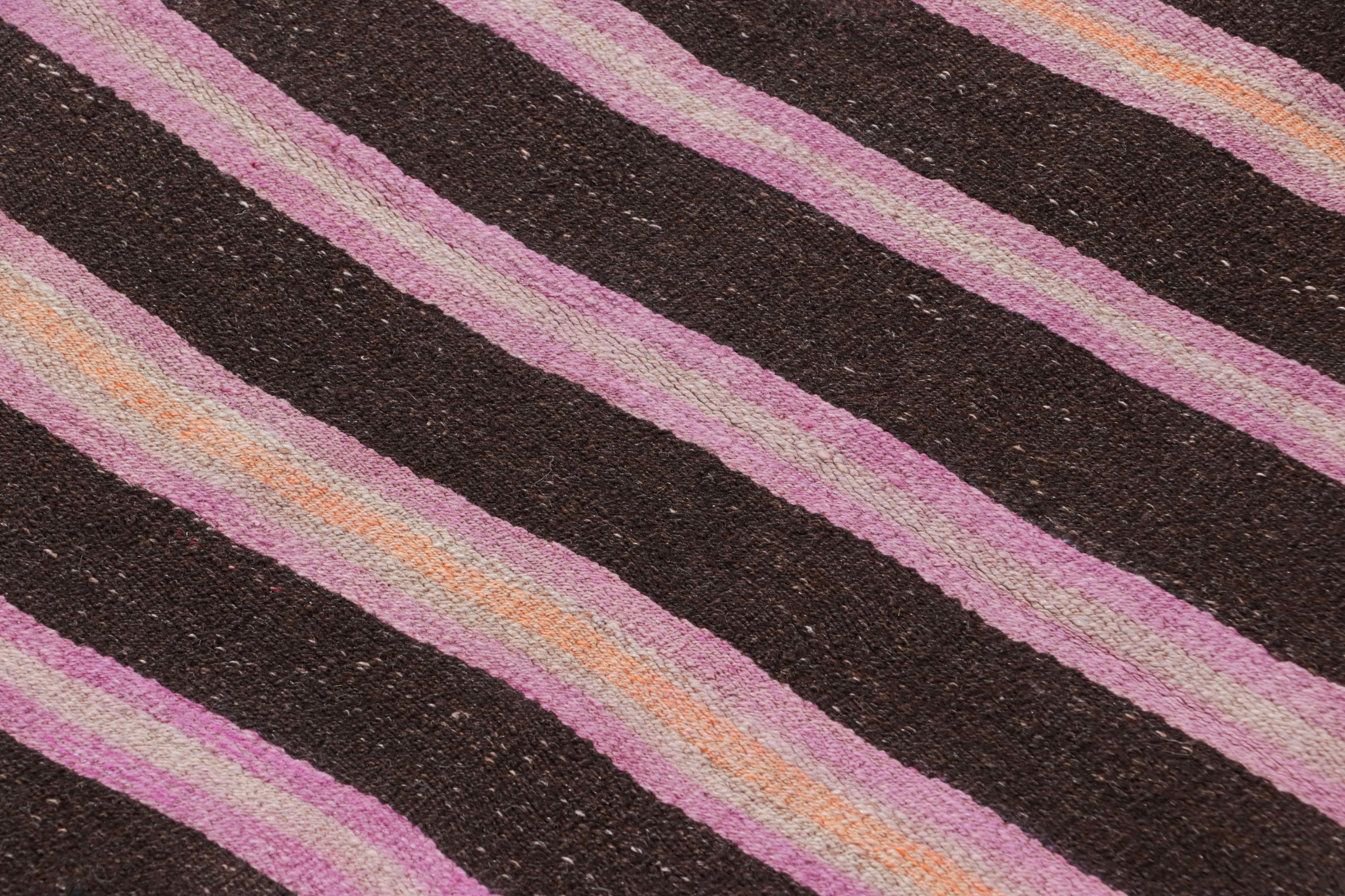 Dieser 6x9 große persische Kelim ist ein Bachtiari-Stammesteppich aus der Mitte des Jahrhunderts, handgewebt aus Wolle um 1950-1960.

Über das Design: 

Der persische Kelim aus der Mitte des Jahrhunderts zeichnet sich durch ein horizontales