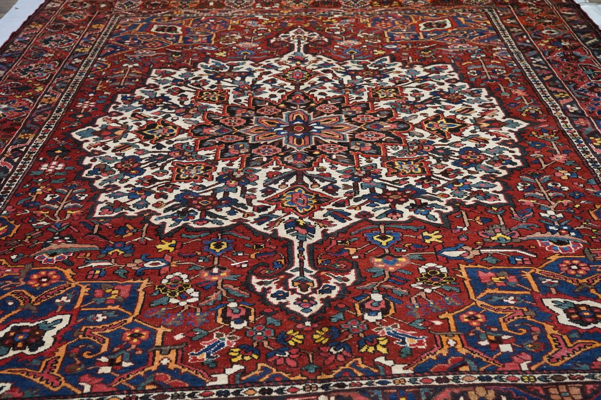 Vintage Bakhtiari Rug 10'8'' x 14'1'' In Excellent Condition For Sale In New York, NY