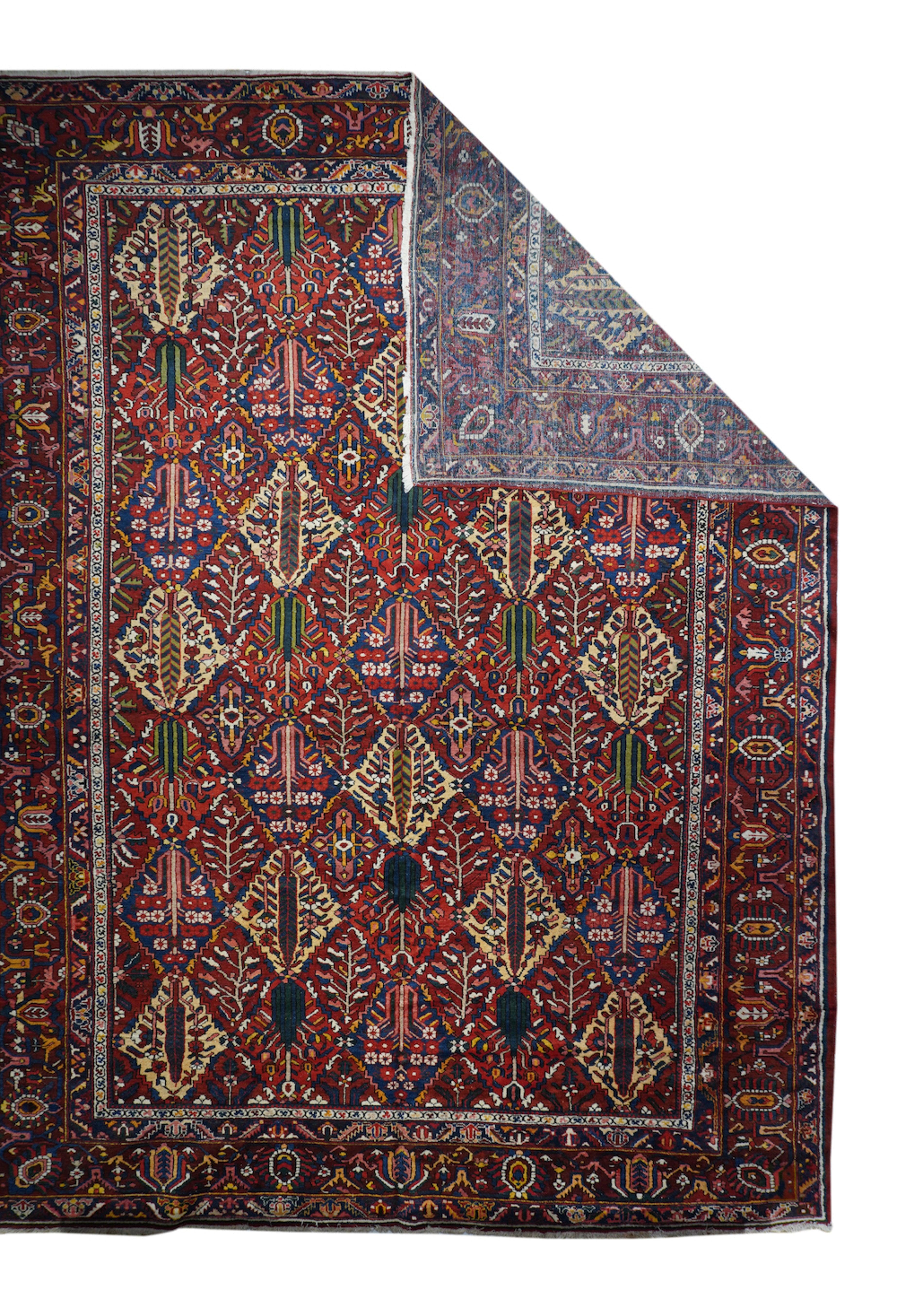 Vintage Bakhtiari Teppich 12'2'' x 16'7''. Die Weberinnen des Dorfes Chahar Mahal lieben geteilte Allover-Muster, wie hier mit gestuften sechseckigen Rauten in Creme, Marine, Orange-Rost und Rot mit hohen Zypressen in Fischgrätmuster und