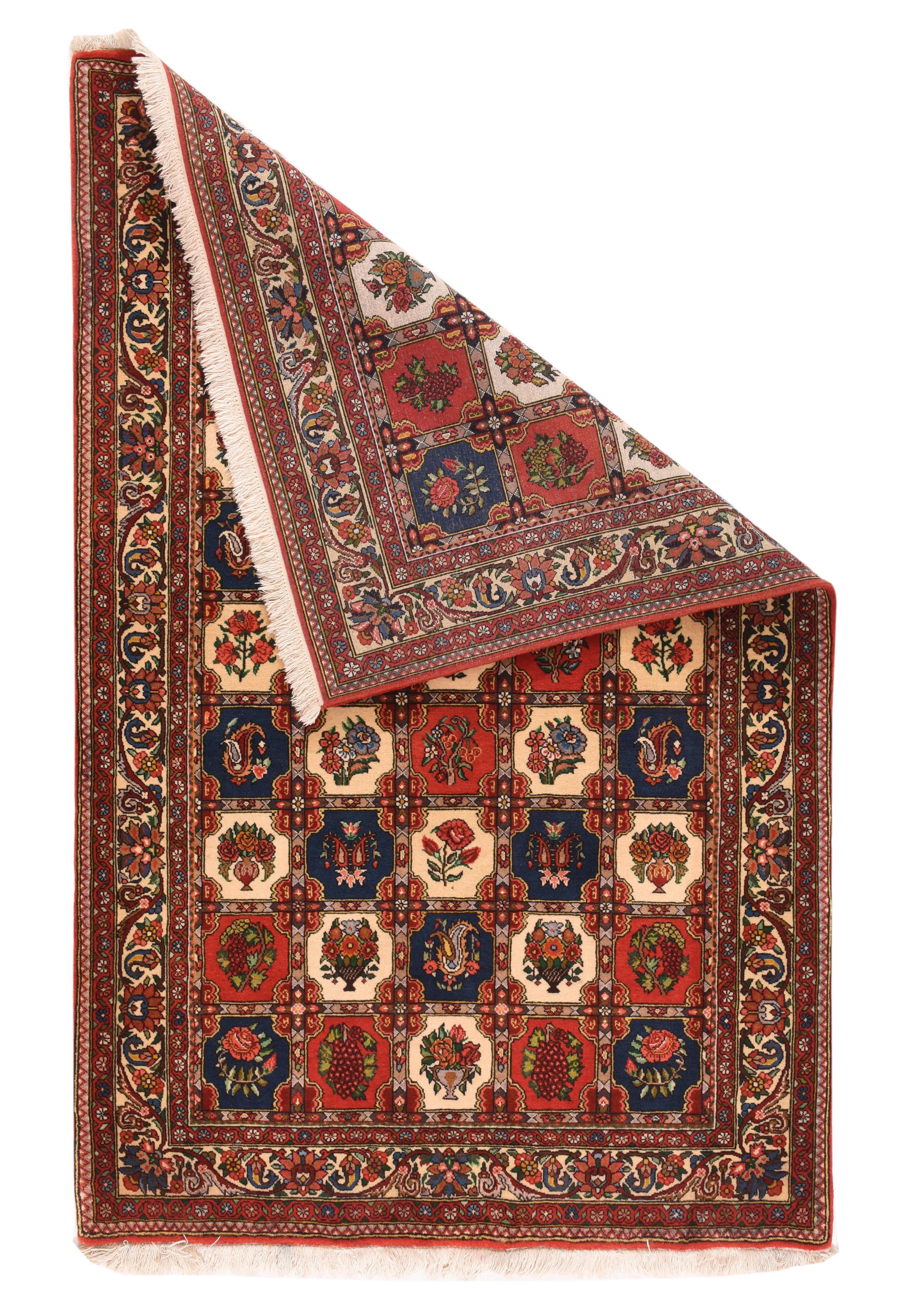 Tappeto vintage Bakhtiari 4'3'' x 6'7''. Questo sparpagliamento centrale persiano della tessitura Chahar Mahal presenta un disegno a pannelli 