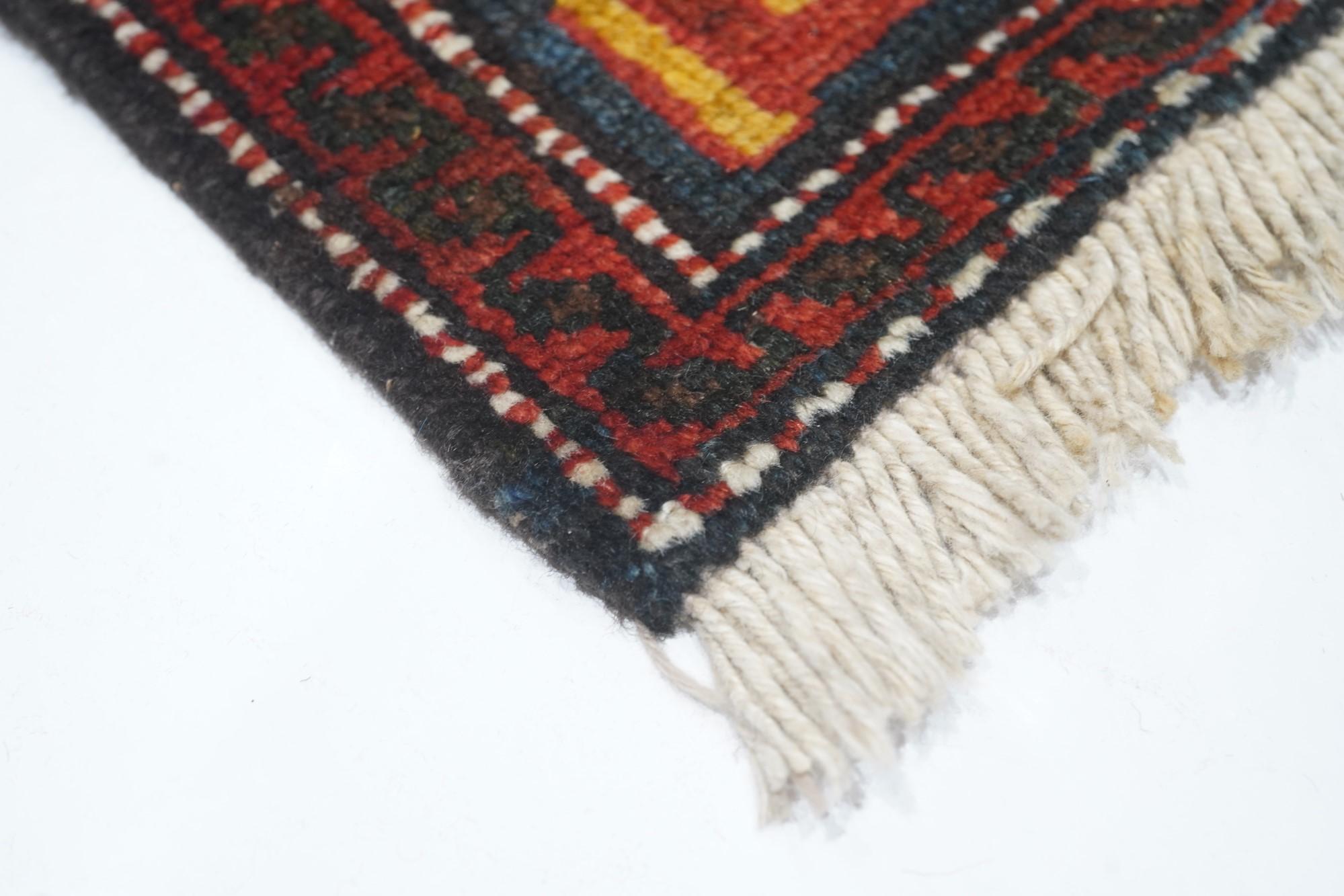 Vintage Bakhtiari Rug 4'8'' x 6'8'' In Good Condition For Sale In New York, NY