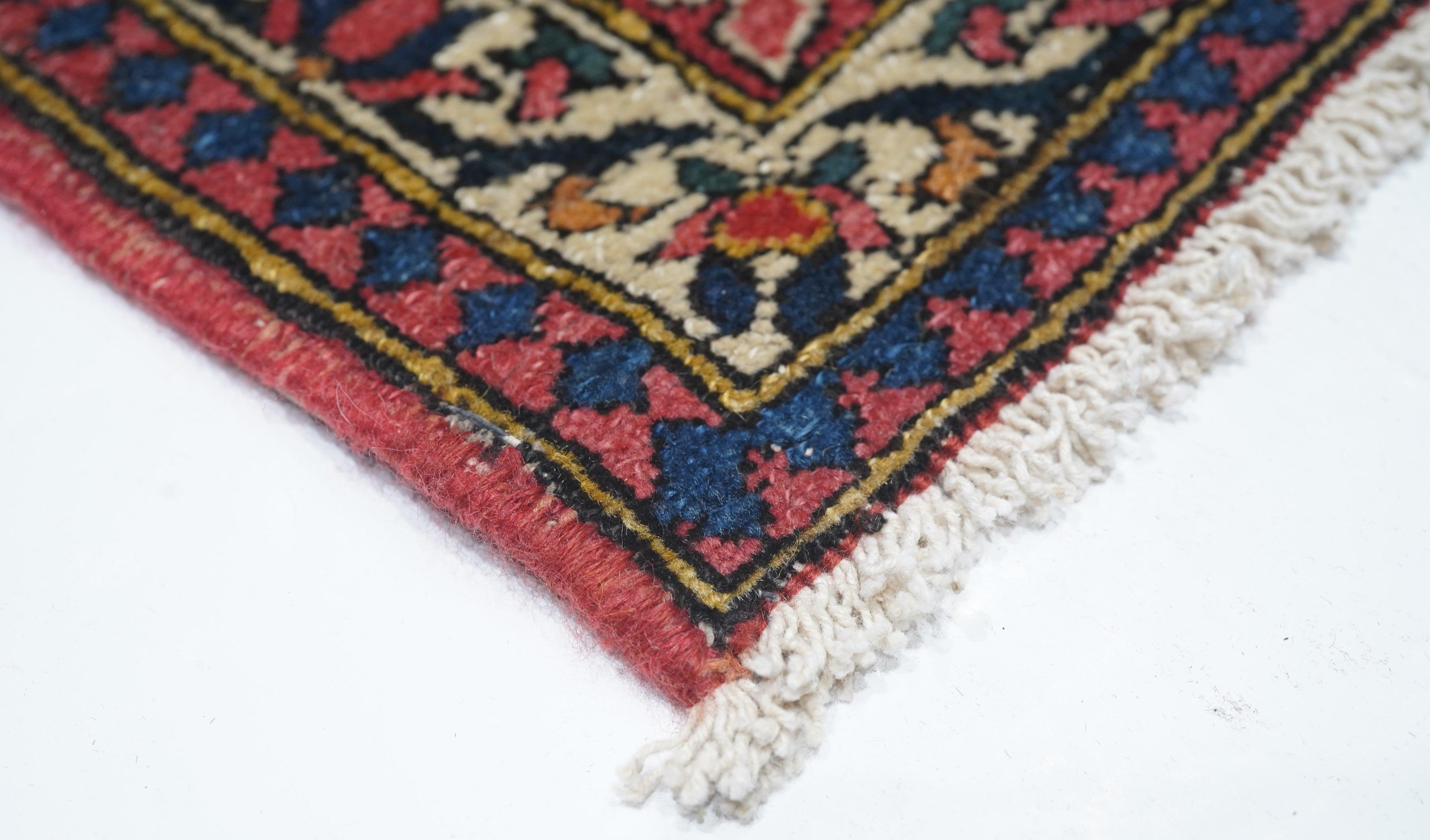 Vintage Bakhtiari Rug 4'9'' x 7'9'' In Excellent Condition For Sale In New York, NY