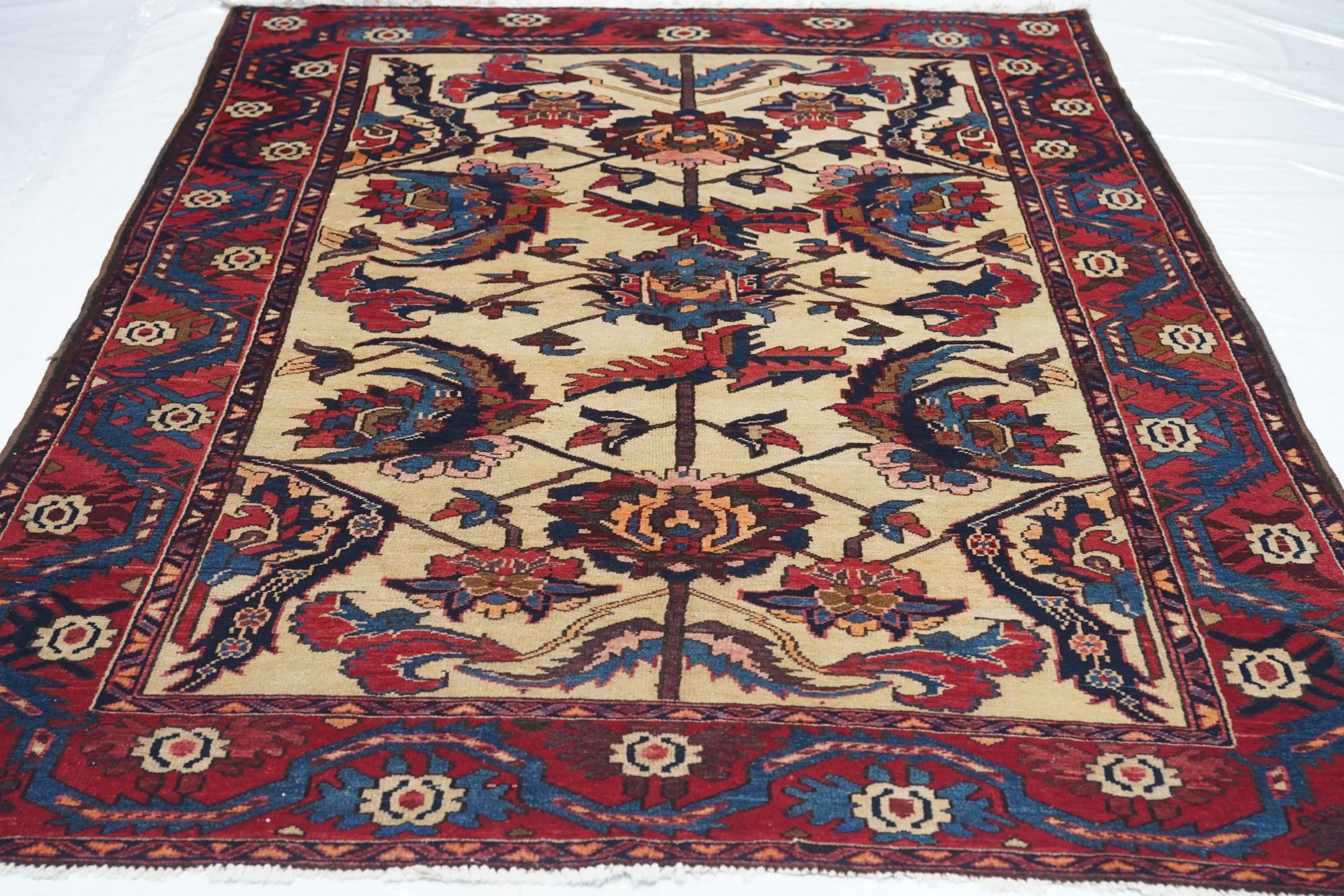 Vintage Bakhtiari Rug 5'2'' x 7'2'' For Sale 3