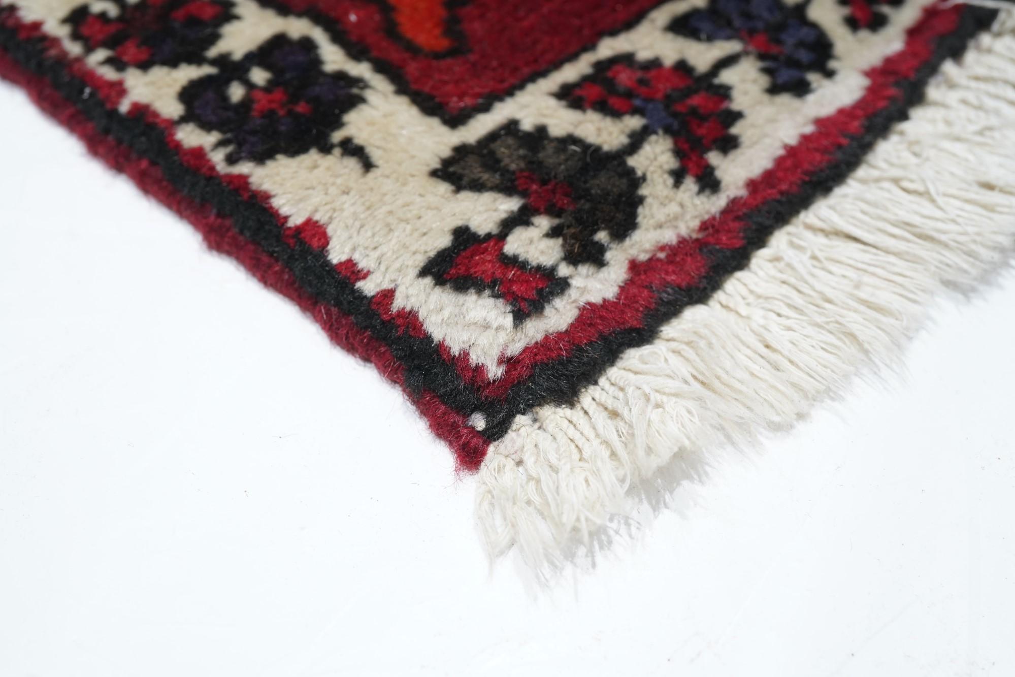 Vintage Bakhtiari Rug 6'10'' x 10'2'' In Good Condition For Sale In New York, NY