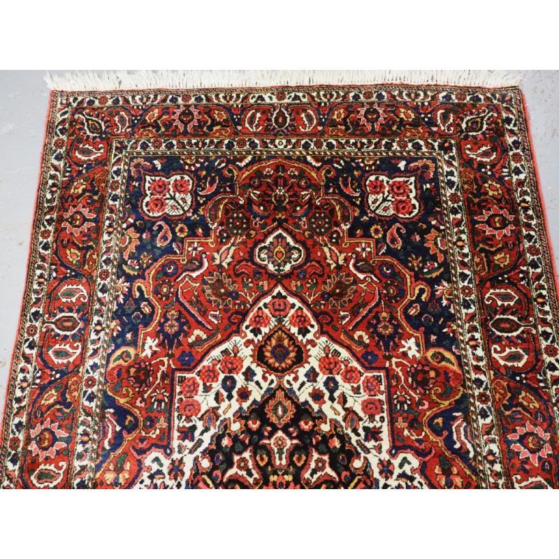 Alfombra de pueblo Bakhtiari vintage con diseño de medallón floral, circa 1930 Persa en venta