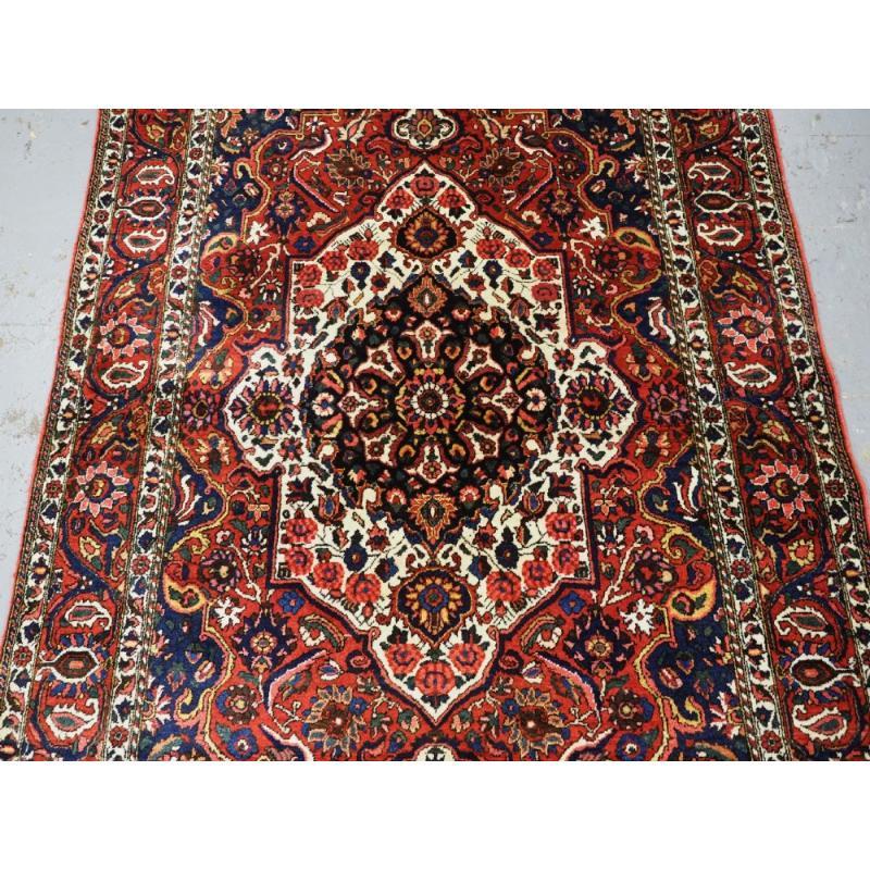 Alfombra de pueblo Bakhtiari vintage con diseño de medallón floral, circa 1930 en Excelente estado para la venta en Moreton-In-Marsh, GB