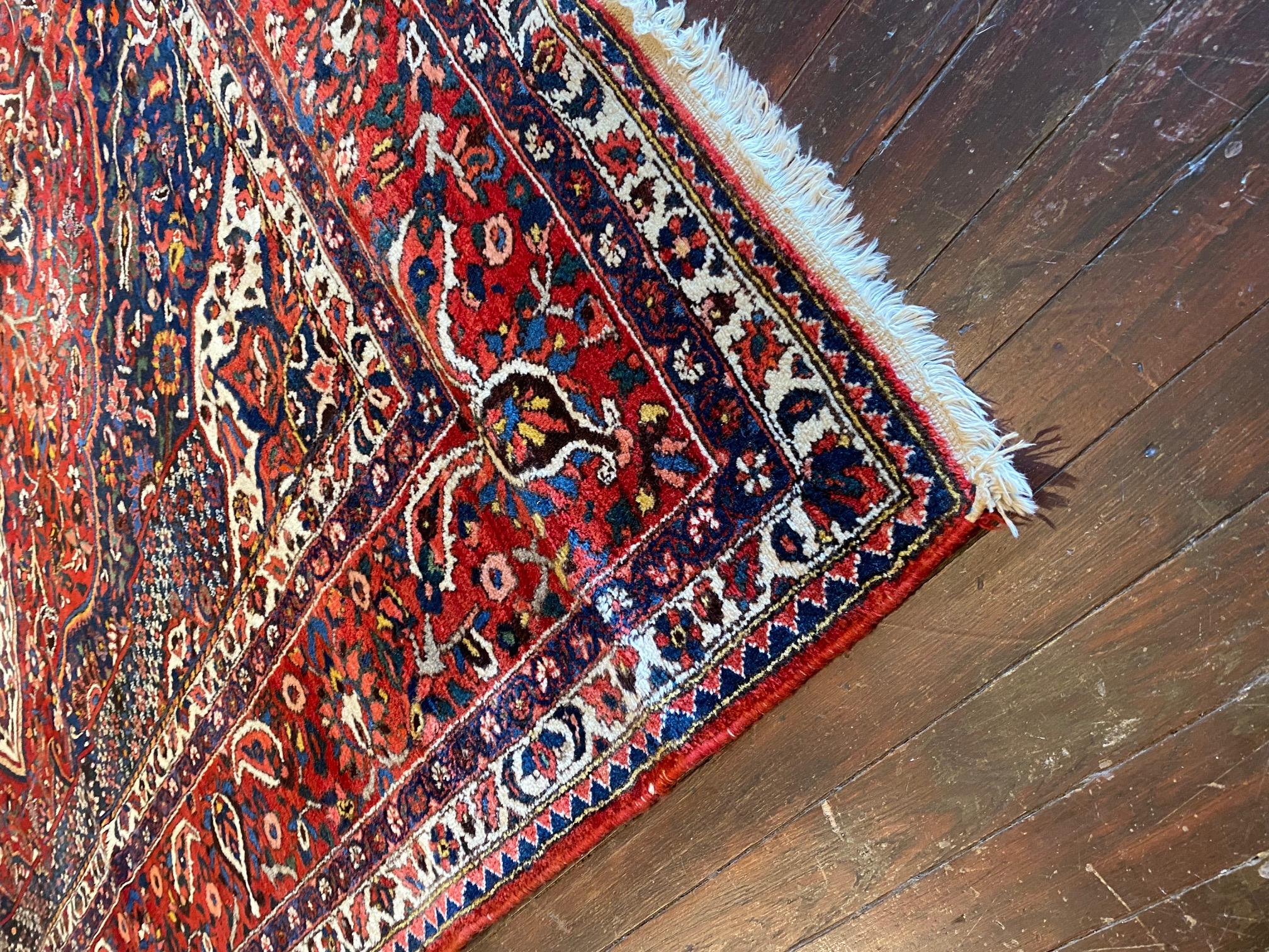 Entdecken Sie den exquisiten Charme des persischen Bakhtiyar-Teppichs aus dem frühen zwanzigsten Jahrhundert, ein außergewöhnliches Meisterwerk der persischen Teppichweberei. Dieser atemberaubende Teppich zeigt eine wunderschöne Palette an satten