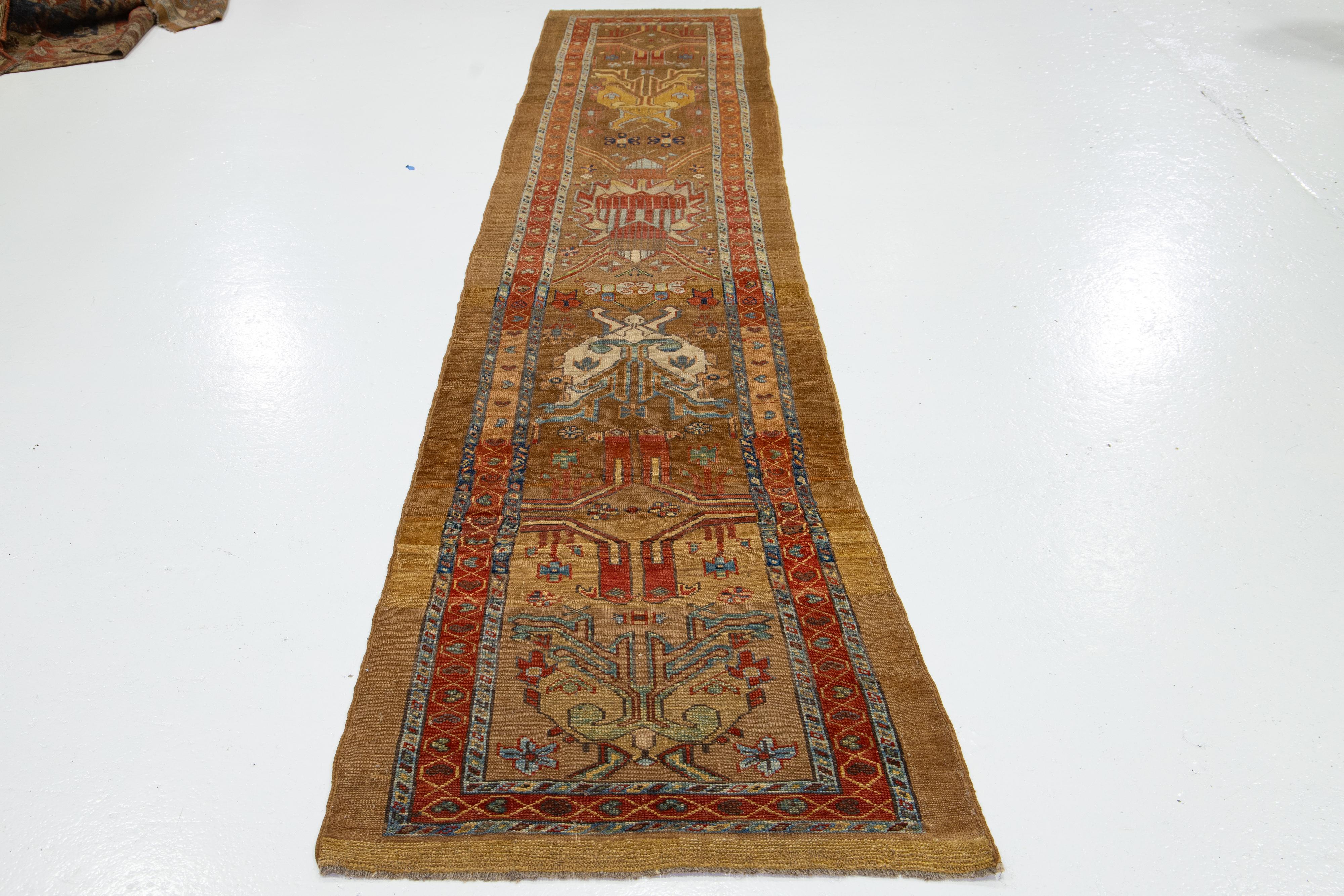 Découvrez l'élégance intemporelle du tapis persan en laine noué à la main Bakshaeish. Ce chemin de table fait partie de notre Collection S/One et présente un champ brun frappant complété par des accents multicolores, le tout tissé dans un motif