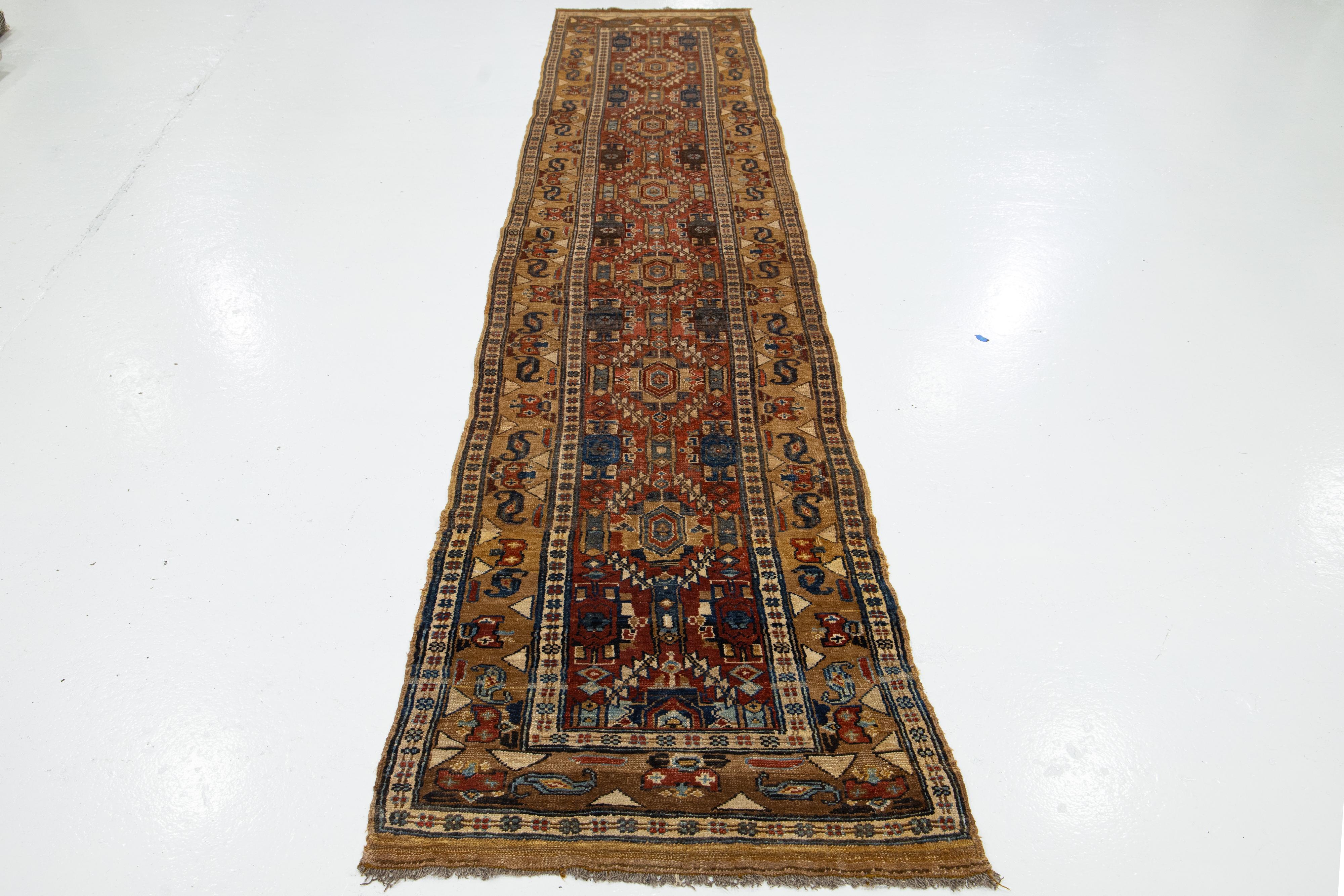 Schöne Vintage Bakshaish Wolle Läufer mit einem Rost Feld, das Ruhm der tan. Dieser Teppich hat mehrfarbige Akzente in einem geometrischen Allover-Muster.

Dieser Teppich misst 2' 9