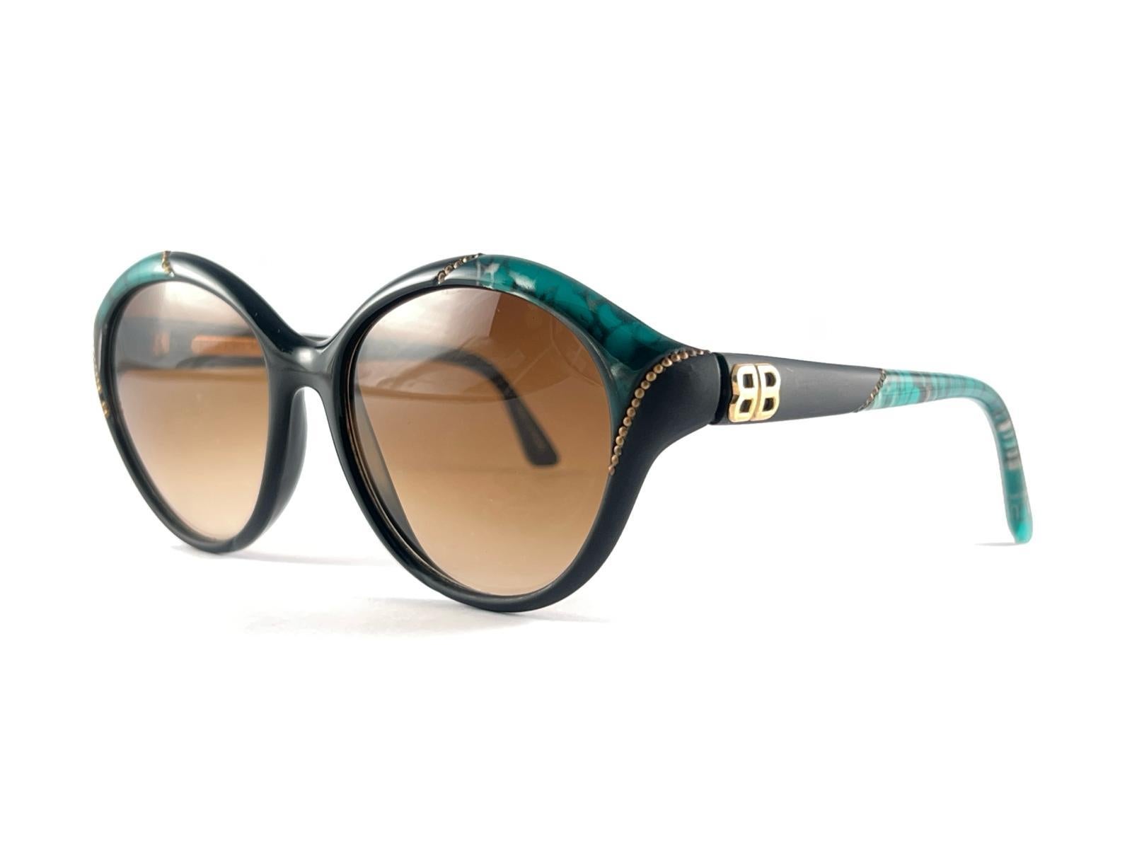 Vintage Balenciaga 2053 Black & Gold Accents 1980's Sunglasses Made in France For Sale 9
