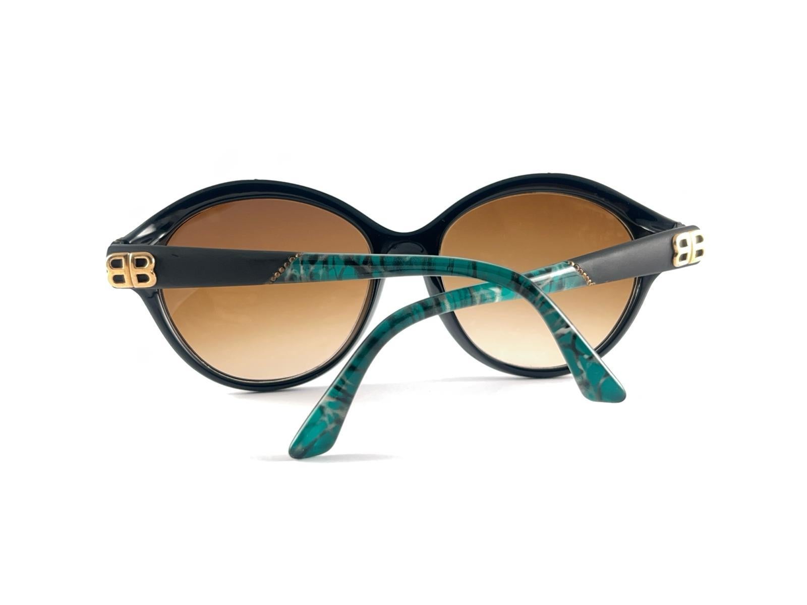 Lunettes de soleil vintage Balenciaga 2053 Black & Gold Accents 1980's Made in France Pour femmes en vente