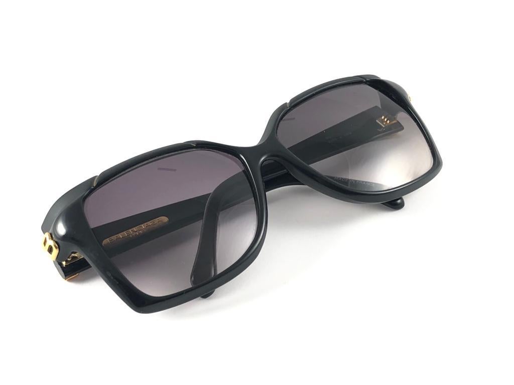 Vintage Balenciaga 2055 Sleek Black Grey Lenses 1980's Sunglasses Made in France In New Condition For Sale In Baleares, Baleares