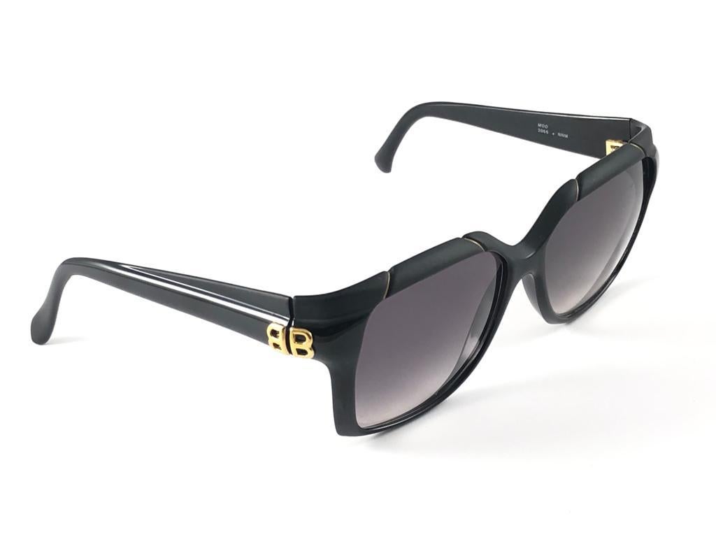 Vintage Balenciaga 2055 Sleek Black Grey Lenses 1980's Sunglasses Made in France For Sale 2