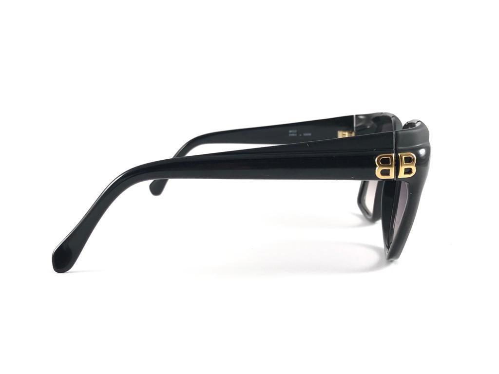 Vintage Balenciaga 2055 Sleek Black Grey Lenses 1980's Sunglasses Made in France For Sale 5
