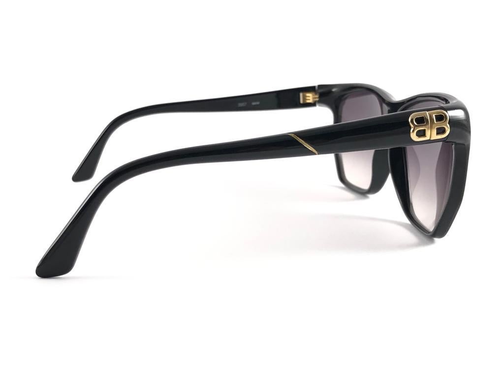 Vintage Balenciaga 2057 Black & Gold 1980's Sunglasses Made in France For Sale 5