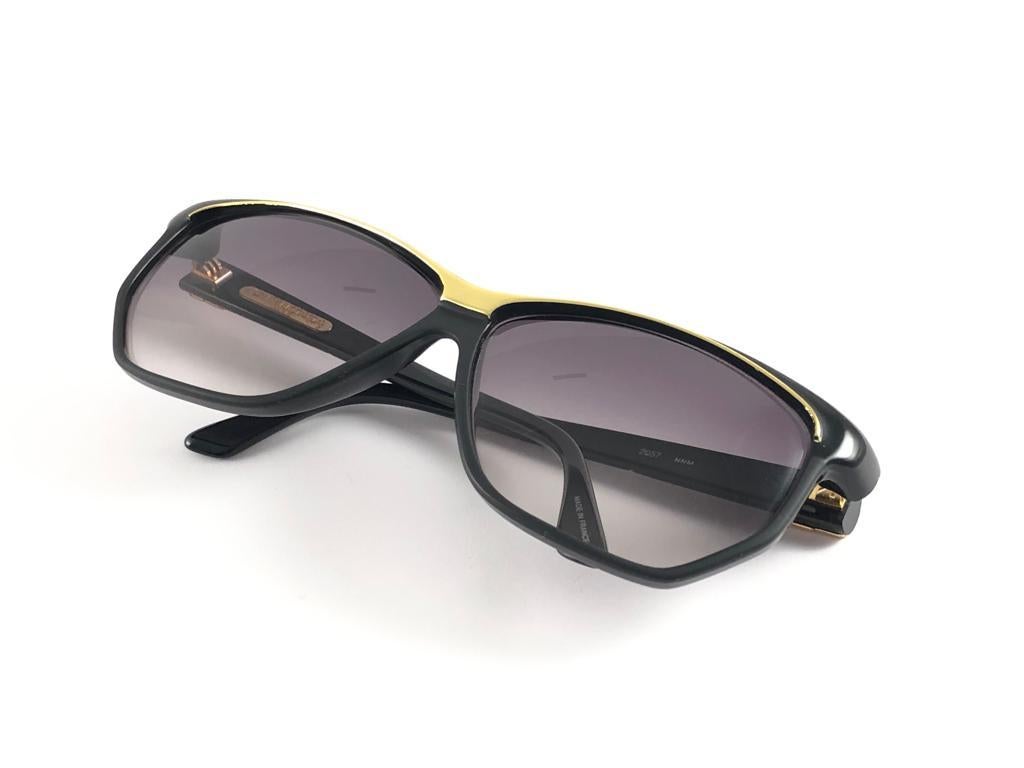 Vintage Balenciaga 2057 Black & Gold 1980's Sunglasses Made in France For Sale 6