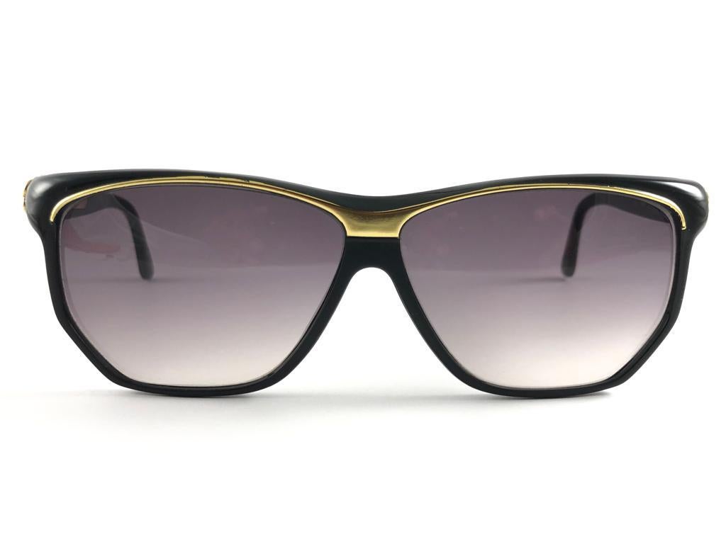 Vintage Balenciaga 2057 Black & Gold 1980's Sunglasses Made in France In New Condition For Sale In Baleares, Baleares