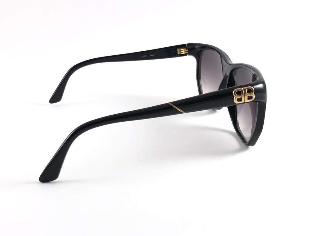 Vintage Balenciaga 2057 Black & Gold 1980's Sunglasses Made in France For Sale 4