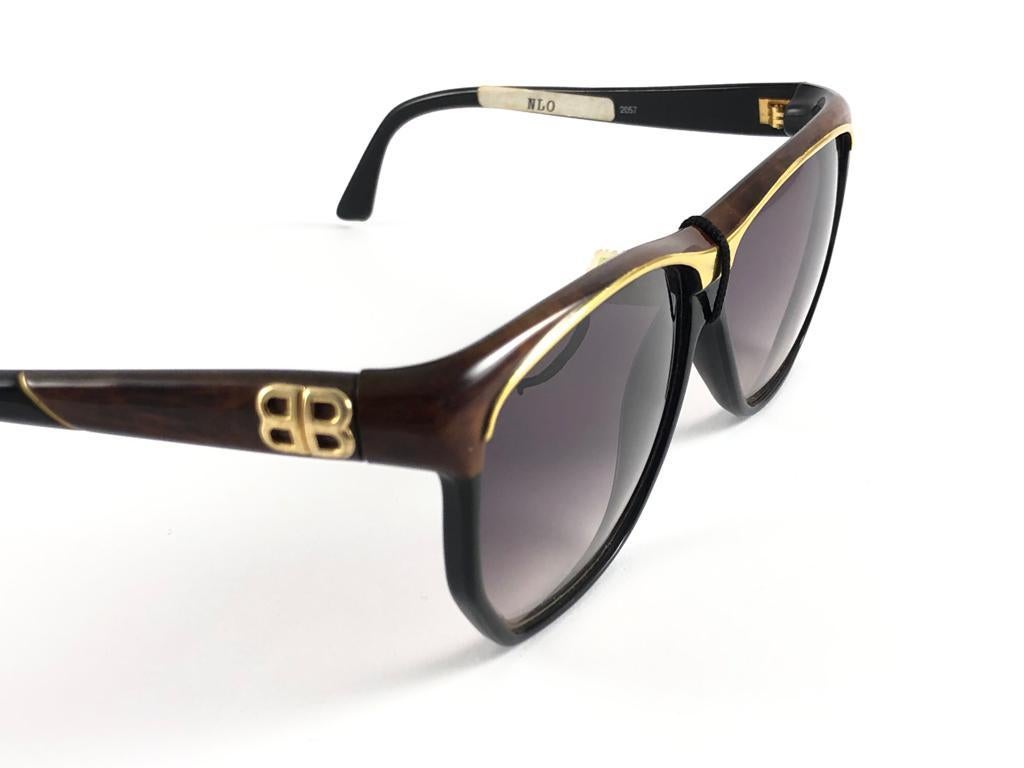 Vintage Balenciaga 2057 Sleek Black & Brown 1980's Sunglasses Made in France For Sale 2