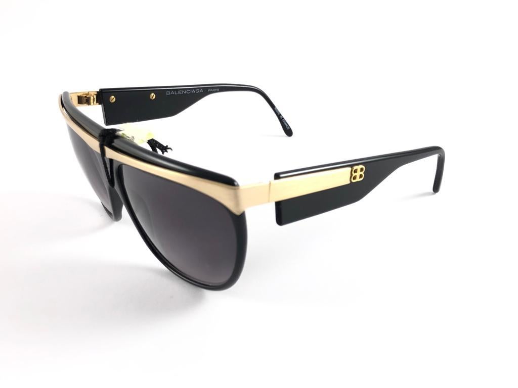 Vintage Balenciaga 2404 Sleek Black & Gold 1980's Sunglasses Made in France In New Condition For Sale In Baleares, Baleares