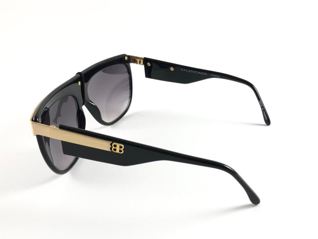 Vintage Balenciaga 2404 Sleek Black & Gold 1980's Sunglasses Made in France For Sale 4