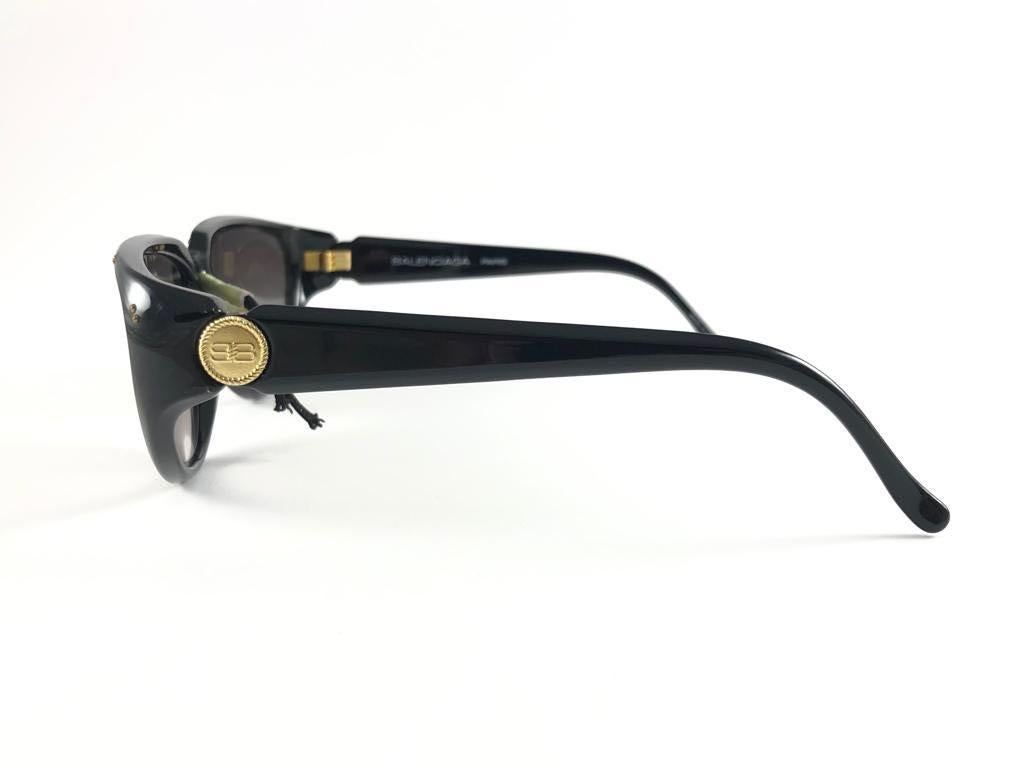 Vintage Balenciaga BB203 Sleek Black Cat Eye 1980's Sunglasses Made in France For Sale 3