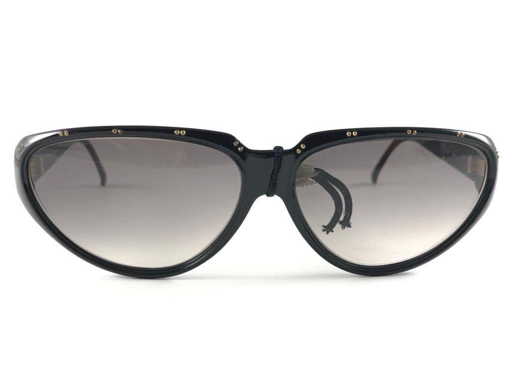 Vintage Balenciaga BB203 Sleek Black Cat Eye 1980's Sunglasses Made in France For Sale 5