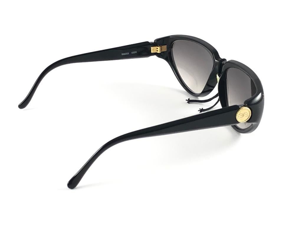 Vintage Balenciaga BB203 Sleek Black Cat Eye 1980's Sunglasses Made in France For Sale 1