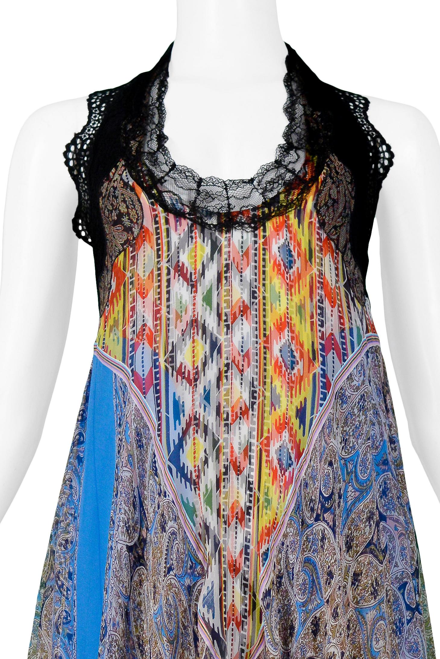 Resurrection Vintage est heureux de vous proposer une  La robe paysanne Balenciaga by Nicolas Ghesquiere présente un imprimé cachemire et floral en soie multicolore, de la dentelle noire, une jupe à volants asymétrique et des boutons-pression