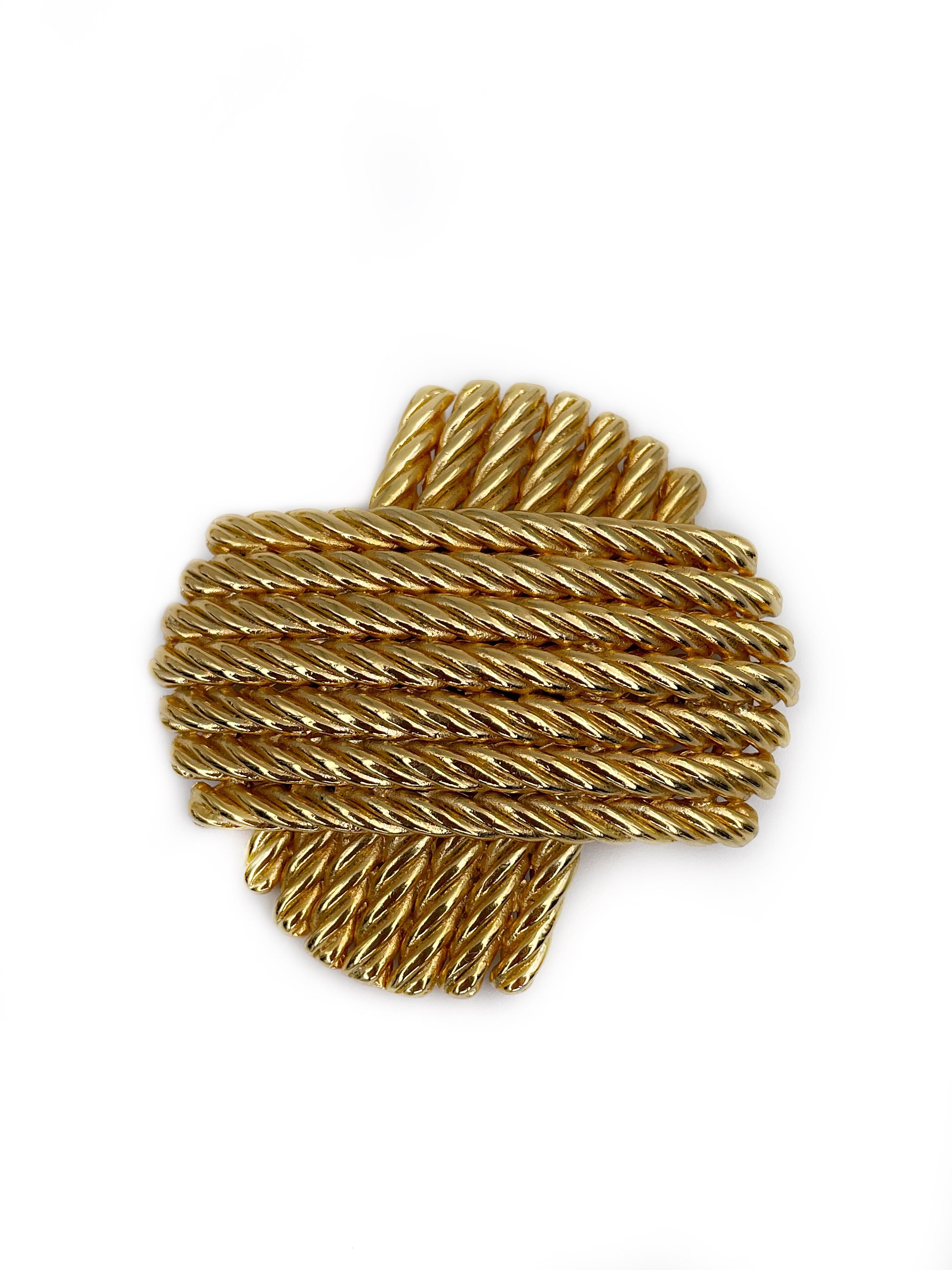 This is a rope design vintage brooch designed by Balenciaga in 1980’s. This piece is gold plated.

Signature: “BALENCIAGA - PARIS®” (shown in photos).

Size: 5x4.5cm