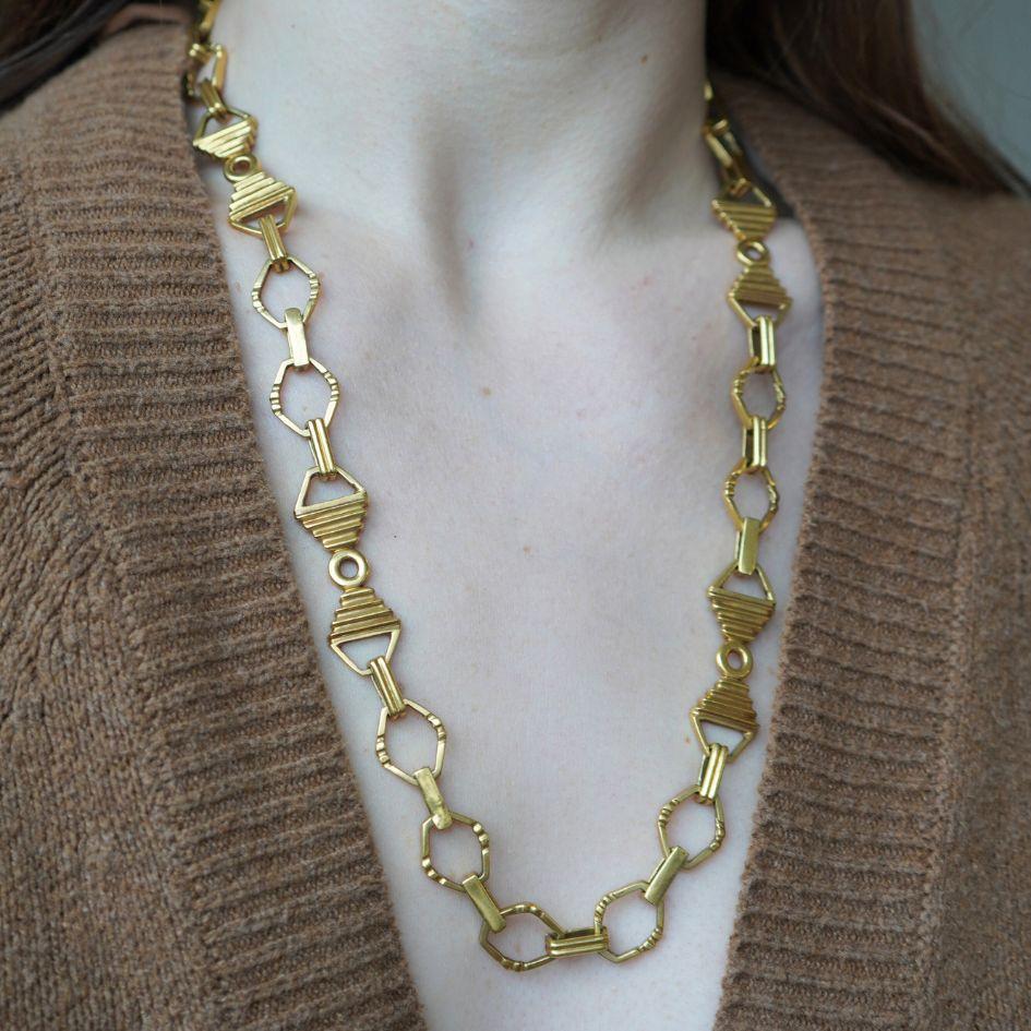 Este collar de eslabones de cadena geométrica Balestra vintage está fabricado en oro de 14k y mide 23,75