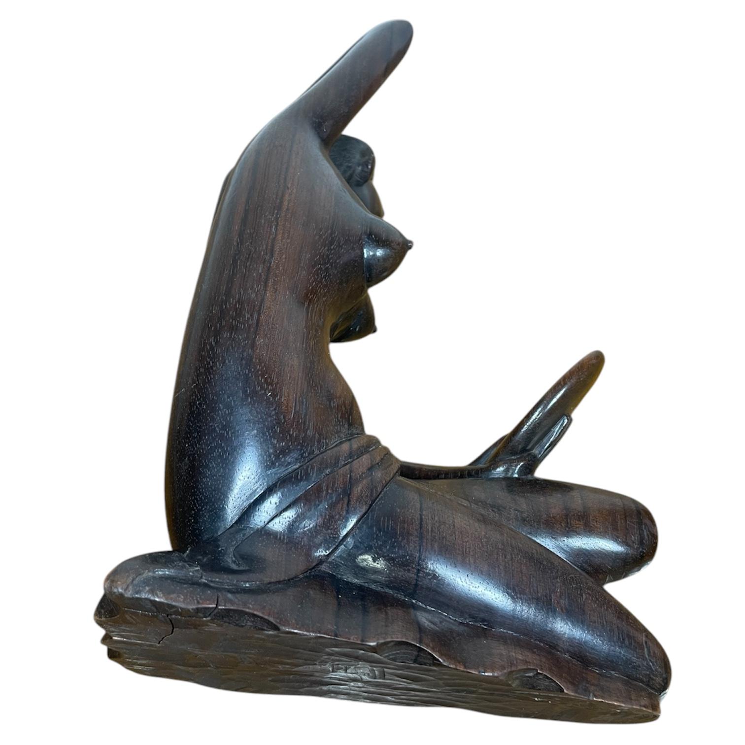 Scultura femminile vintage realizzata a mano a Bali, in Indonesia, negli anni Cinquanta. Realizzato in legno duro tropicale, con intagli originali in legno antico di Bali.