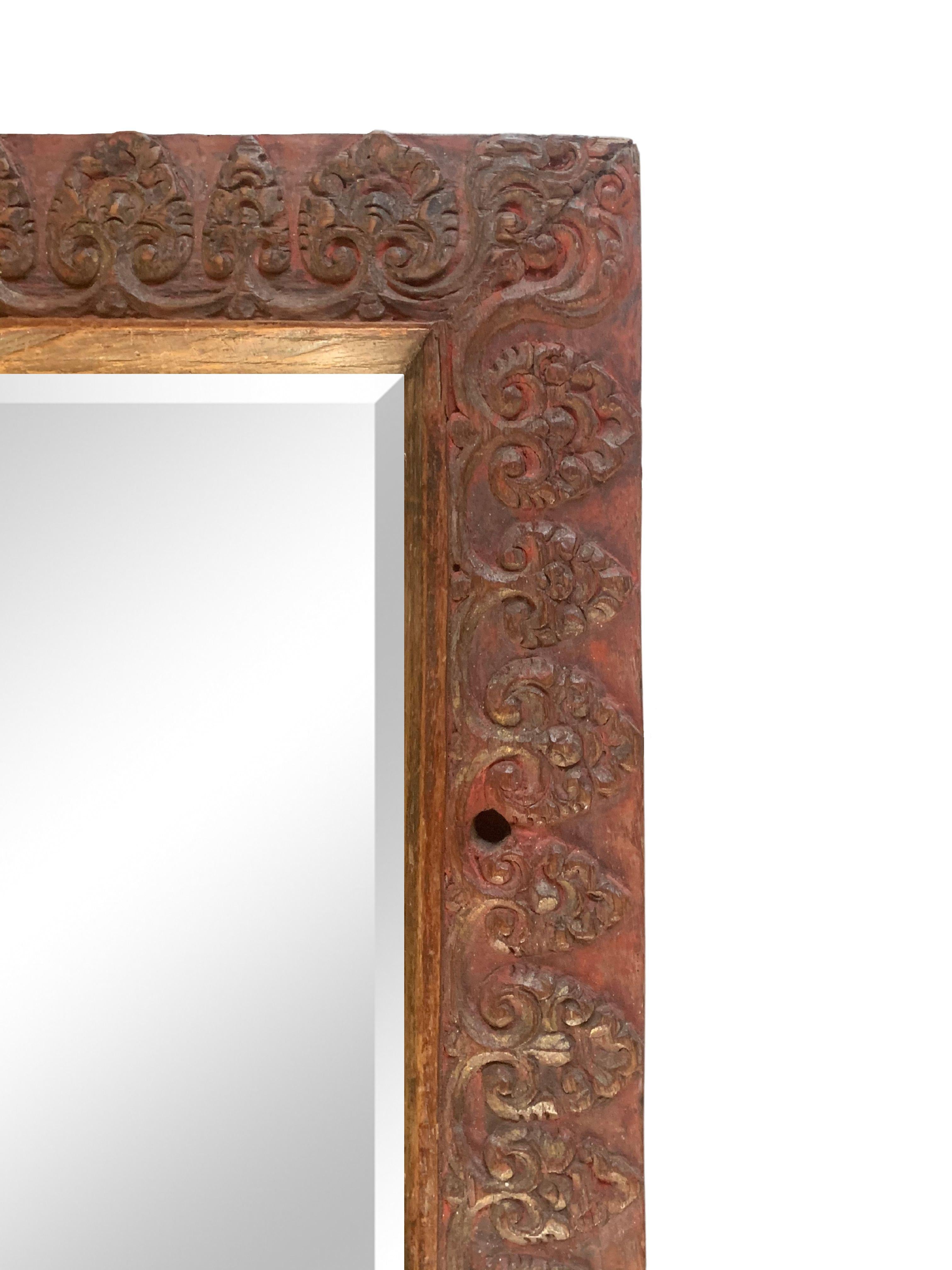 Organique Vieux miroir balinais sculpté à la main avec polychrome rouge, vers 1950 en vente