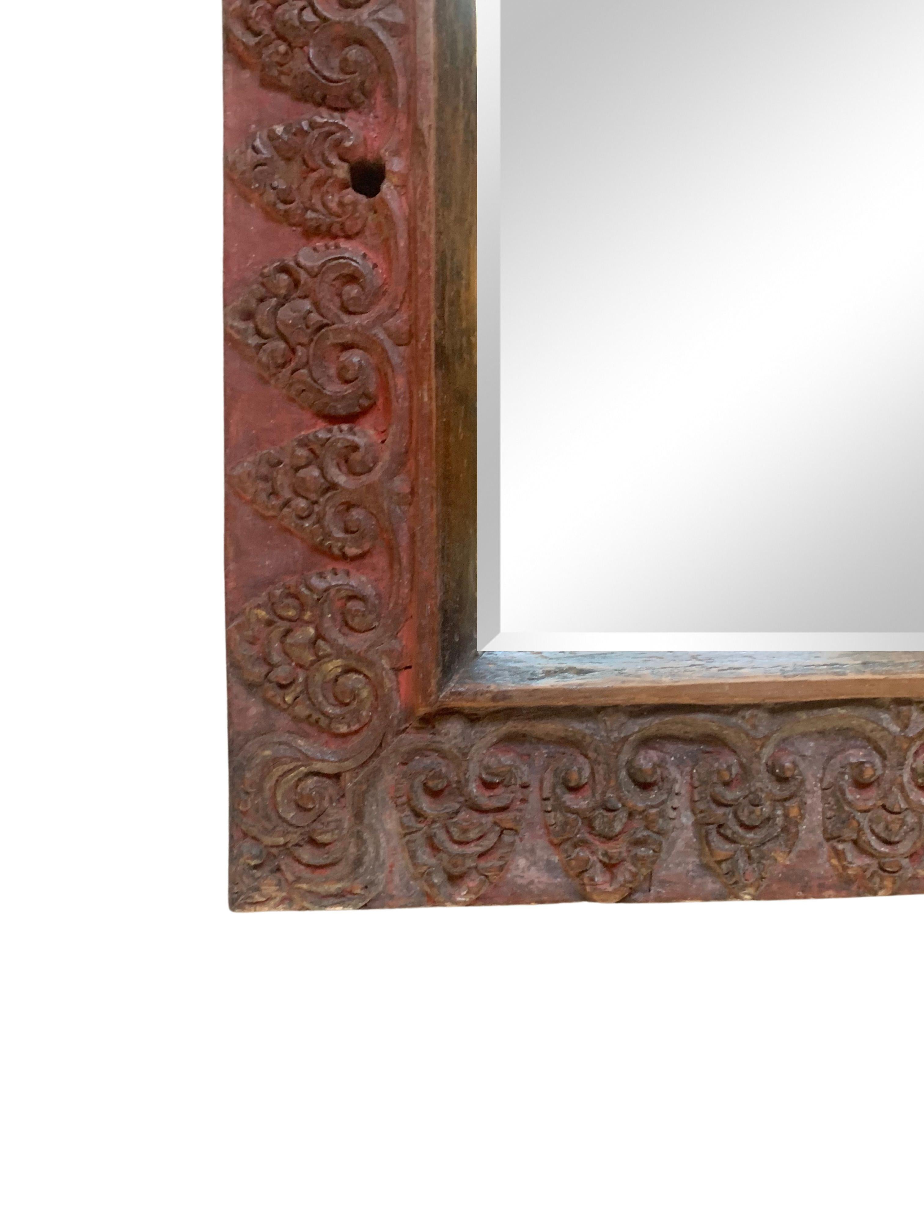 Balinais Vieux miroir balinais sculpté à la main avec polychrome rouge, vers 1950 en vente