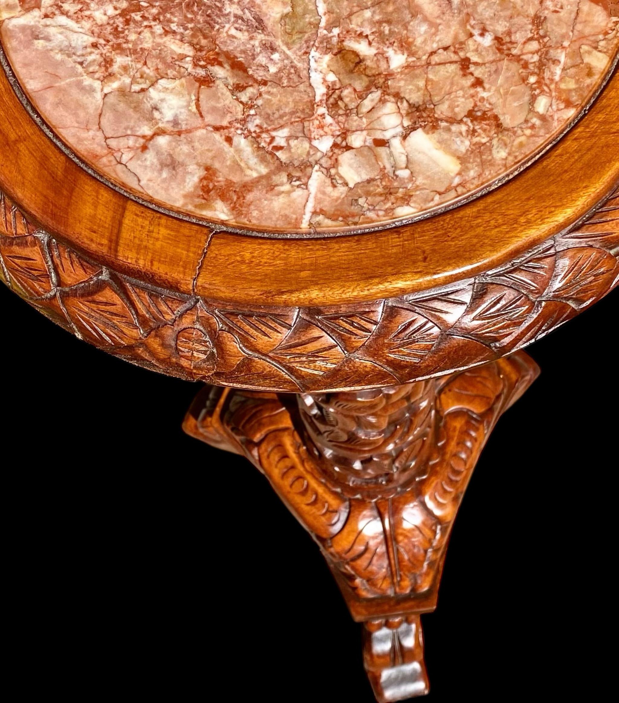 Piedistallo balinese d'epoca intricatamente intagliato a mano in mogano in vendita 2