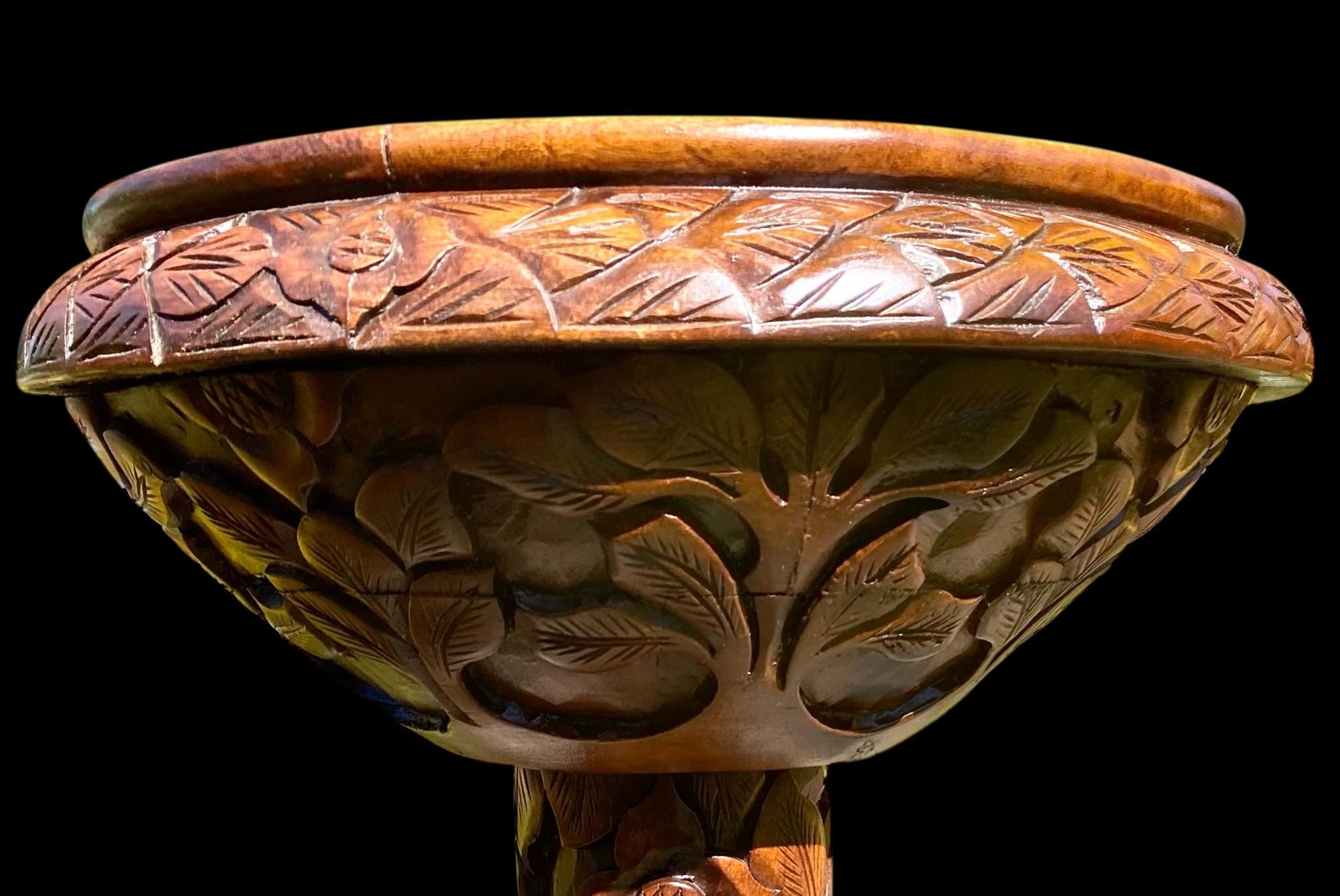 Piedistallo balinese d'epoca intricatamente intagliato a mano in mogano in vendita 3