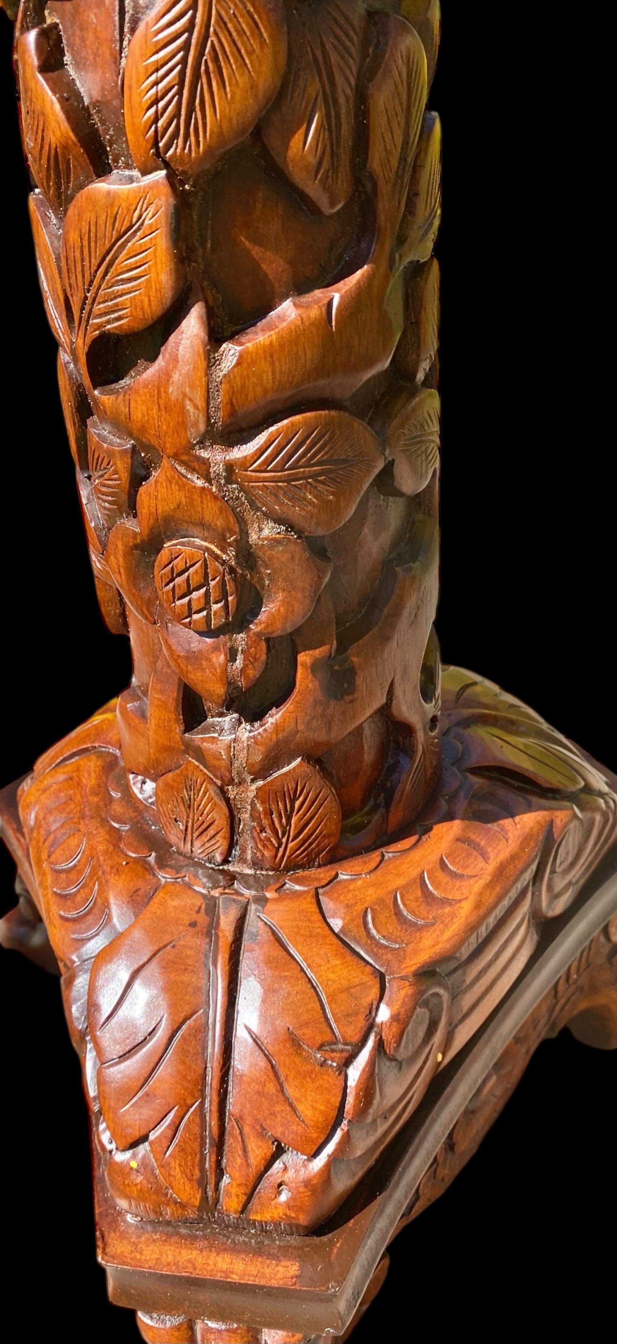 Piedistallo balinese d'epoca intricatamente intagliato a mano in mogano in vendita 4