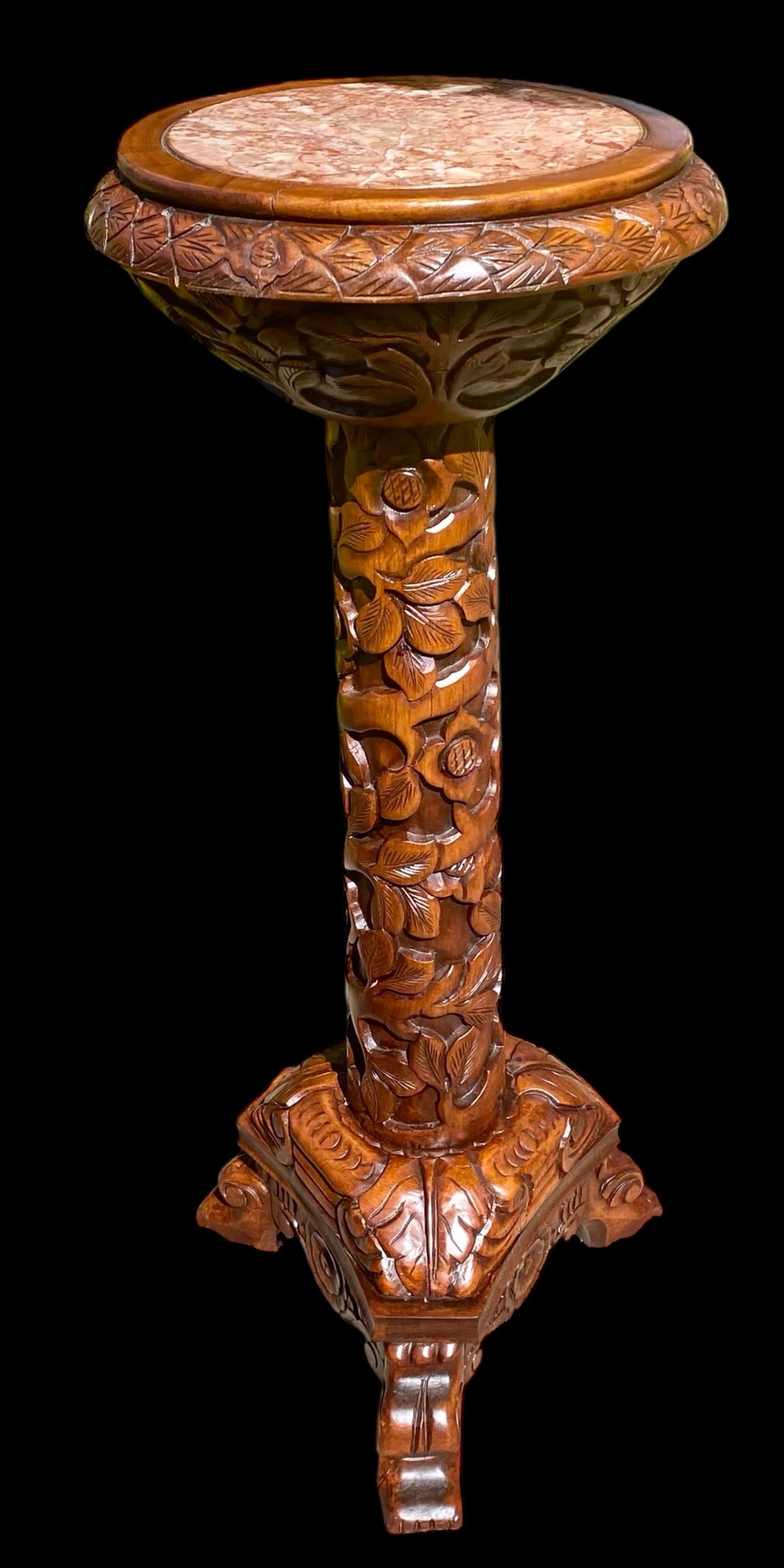 Piedistallo balinese d'epoca intricatamente intagliato a mano in mogano in vendita 5