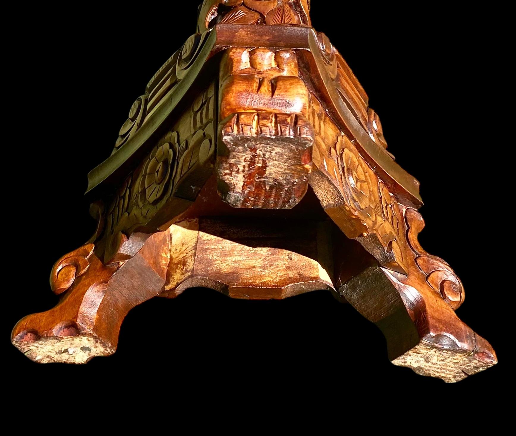 Arricchisci l'arredamento della tua casa con questo raffinato piedistallo decorativo in legno artigianale balinese con piano in marmo di Siena. Splendidamente intagliato con motivi intricati, questo piedistallo è un mix perfetto di arte e