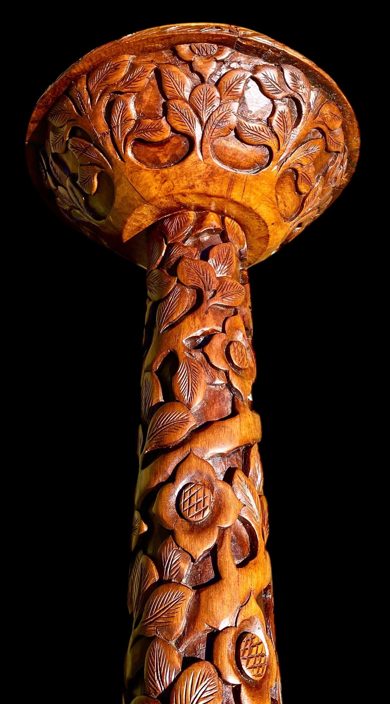 Arte popolare Piedistallo balinese d'epoca intricatamente intagliato a mano in mogano in vendita