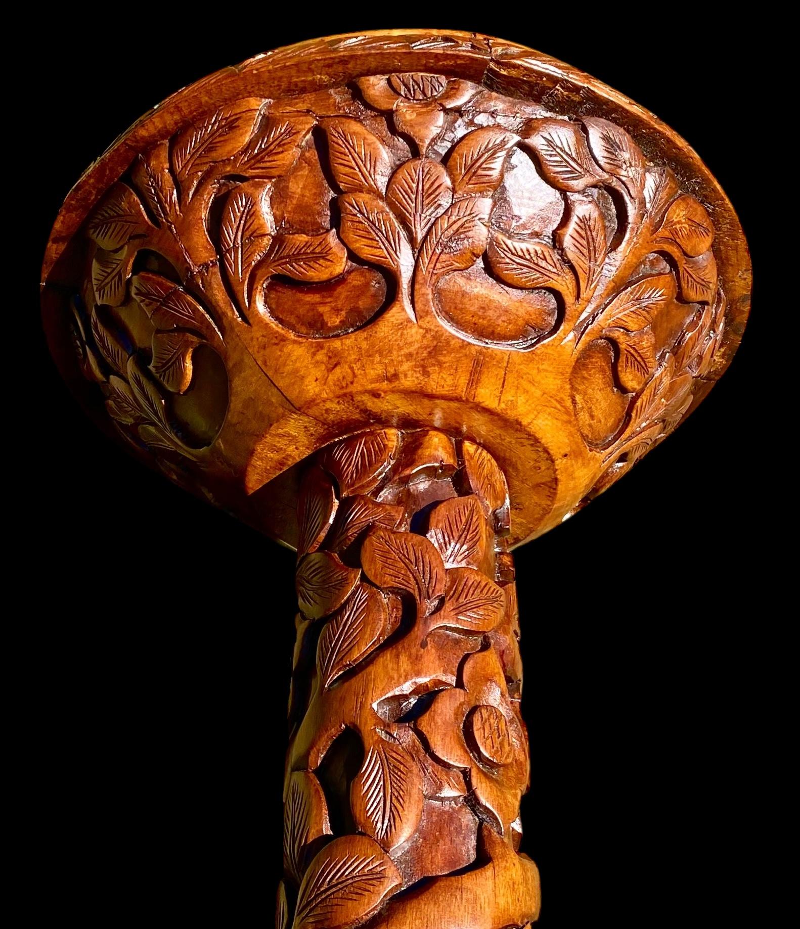 Balinese Piedistallo balinese d'epoca intricatamente intagliato a mano in mogano in vendita