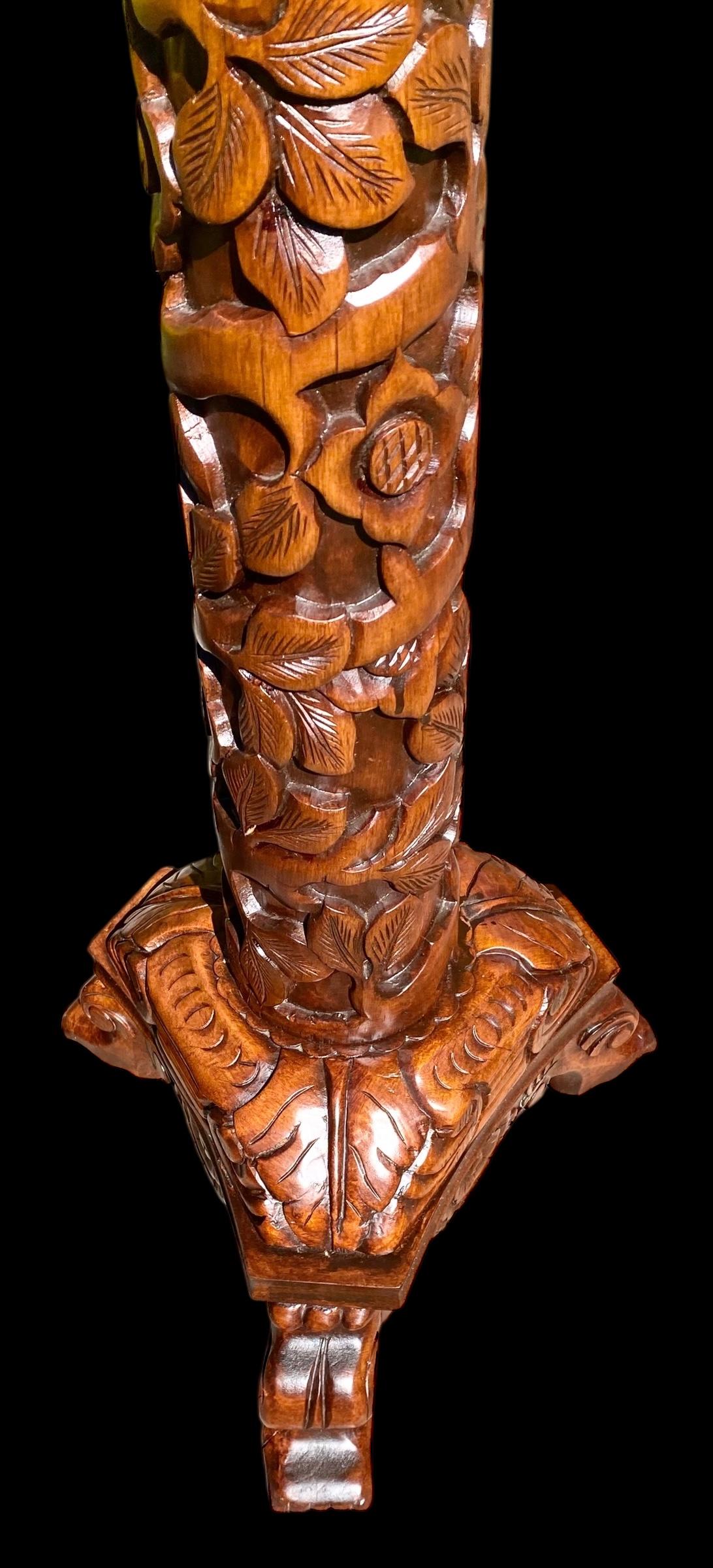 Intagliato a mano Piedistallo balinese d'epoca intricatamente intagliato a mano in mogano in vendita