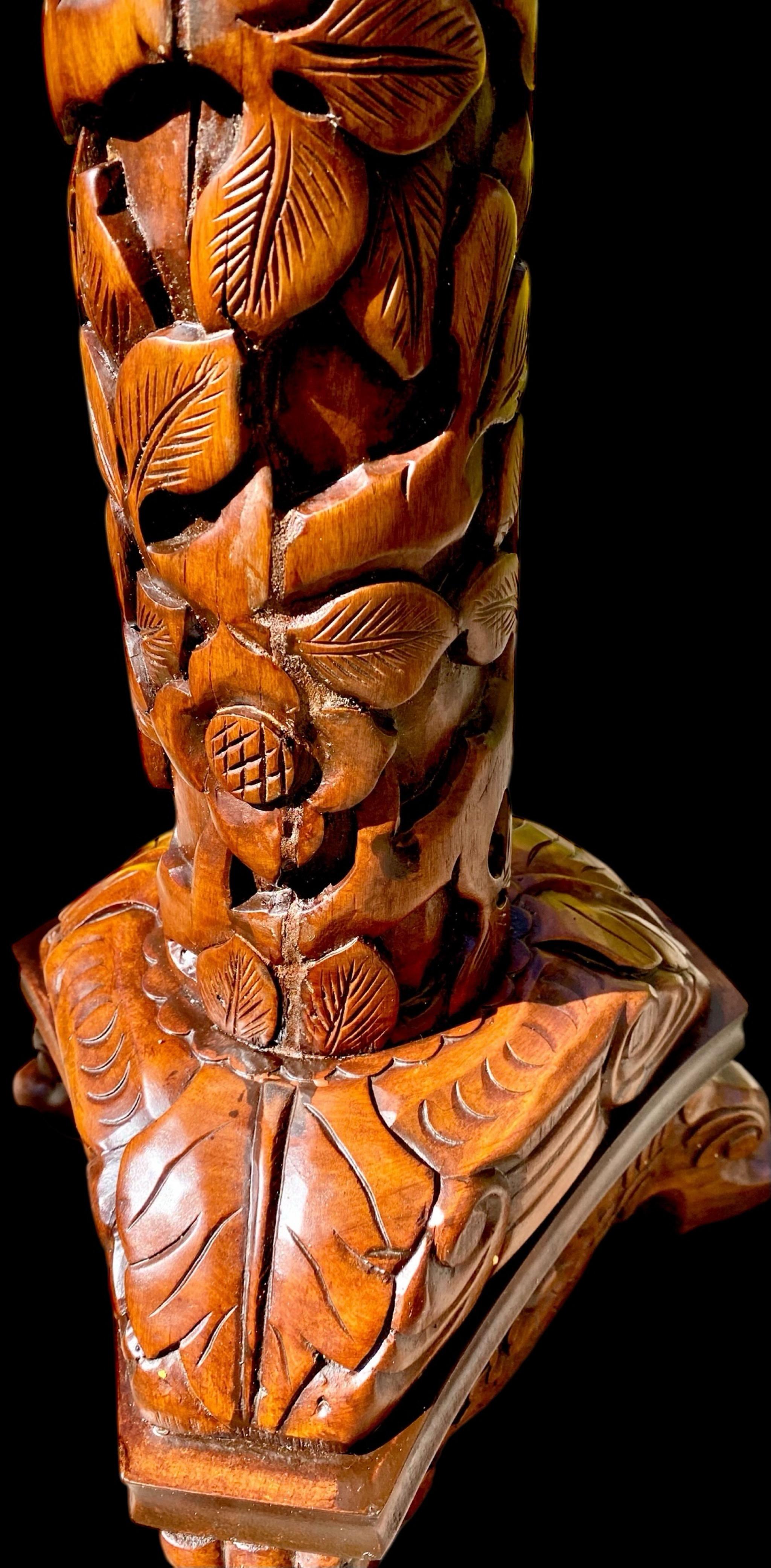 Piedistallo balinese d'epoca intricatamente intagliato a mano in mogano In condizioni buone in vendita a New Orleans, LA