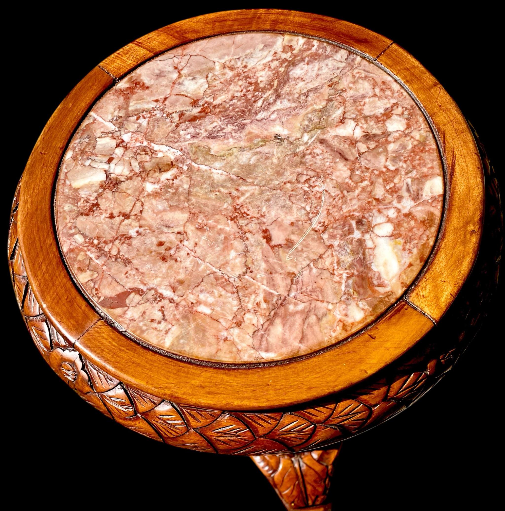 Fine XX secolo Piedistallo balinese d'epoca intricatamente intagliato a mano in mogano in vendita